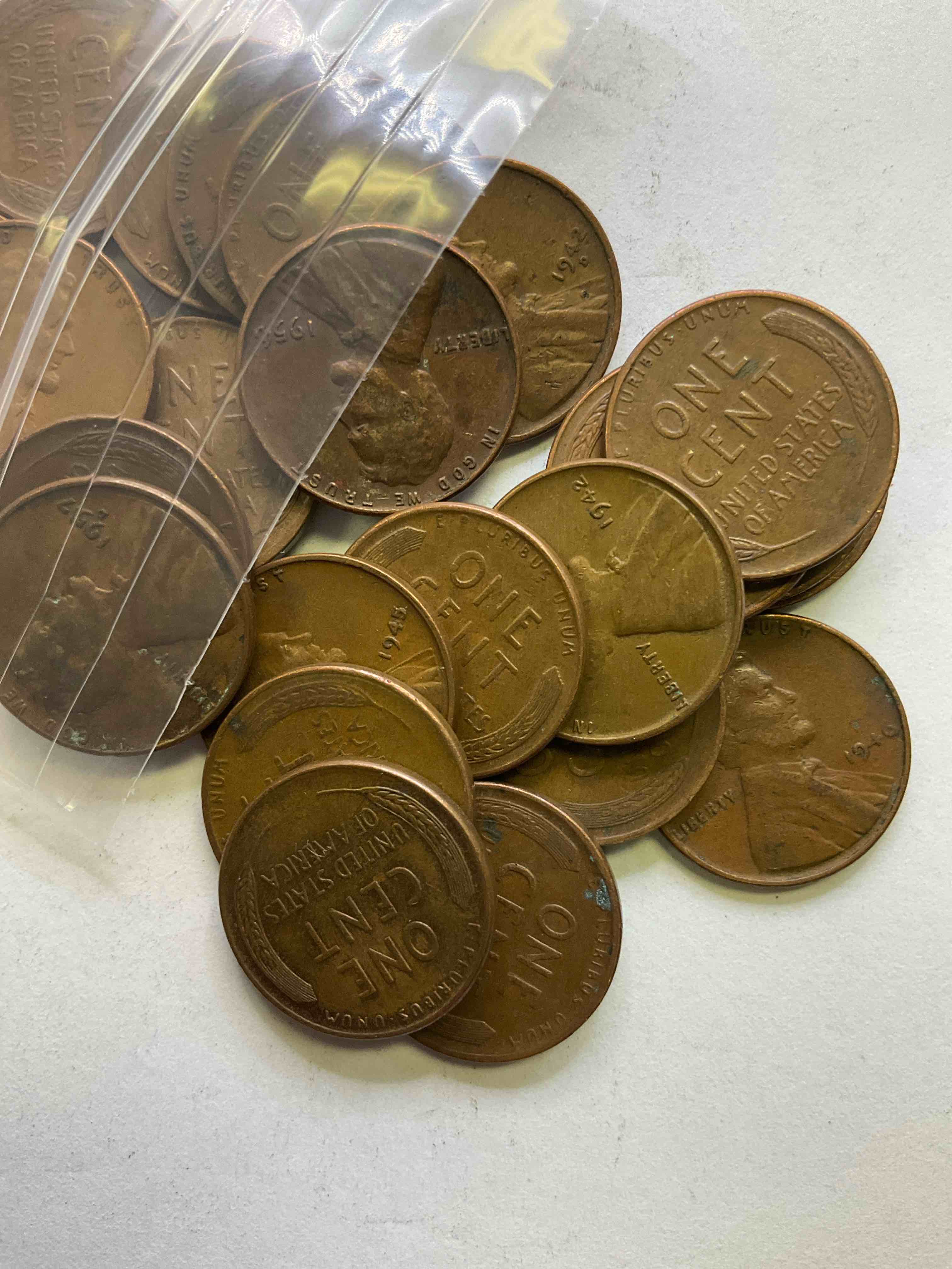 Antique Wheat Pennies 25 Count Un-Searched Lot! Wheat Pennies Were Minted From 1909-1958 Originally Replacing The Indian Head Penny. There Are Many, Many Interesting & Valuable Years / Mint Marks In Wheat Pennies, Win This Lot & Have Fun Searching To See What You Get! A Great Way To Start Collecting Antique Coins!