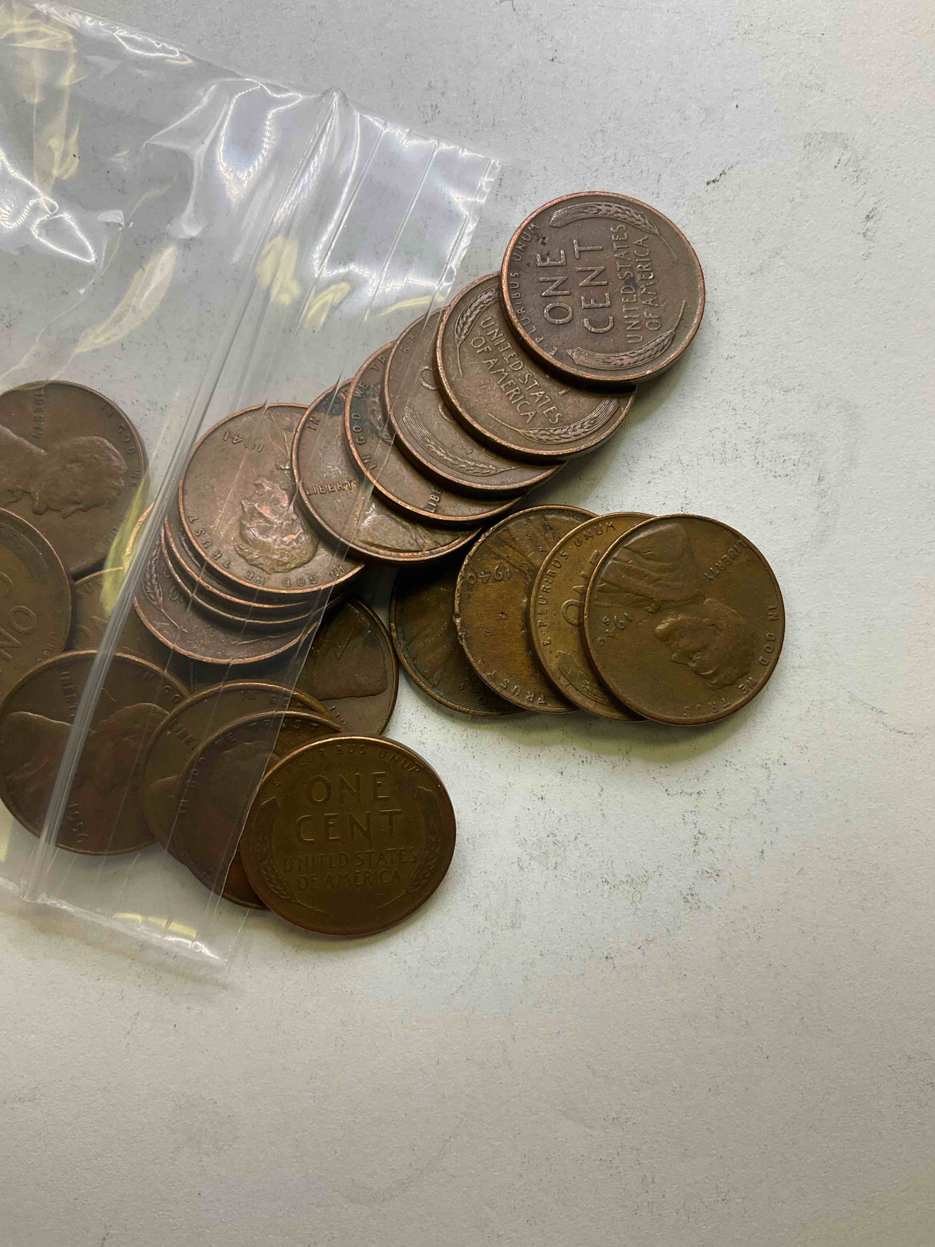 Antique Wheat Pennies 25 Count Un-Searched Lot! Wheat Pennies Were Minted From 1909-1958 Originally Replacing The Indian Head Penny. There Are Many, Many Interesting & Valuable Years / Mint Marks In Wheat Pennies, Win This Lot & Have Fun Searching To See What You Get! A Great Way To Start Collecting Antique Coins!