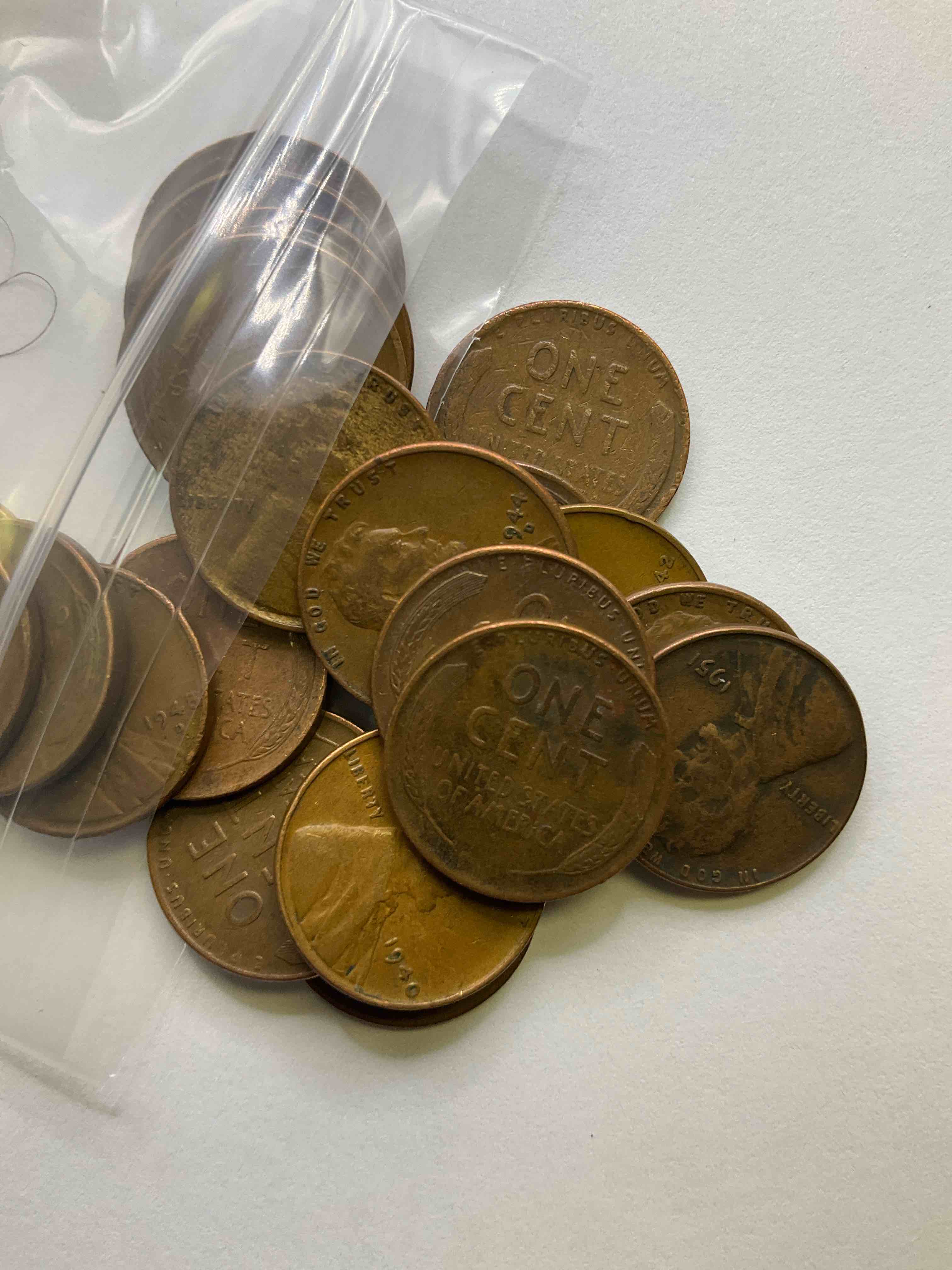 Antique Wheat Pennies 25 Count Un-Searched Lot! Wheat Pennies Were Minted From 1909-1958 Originally Replacing The Indian Head Penny. There Are Many, Many Interesting & Valuable Years / Mint Marks In Wheat Pennies, Win This Lot & Have Fun Searching To See What You Get! A Great Way To Start Collecting Antique Coins!