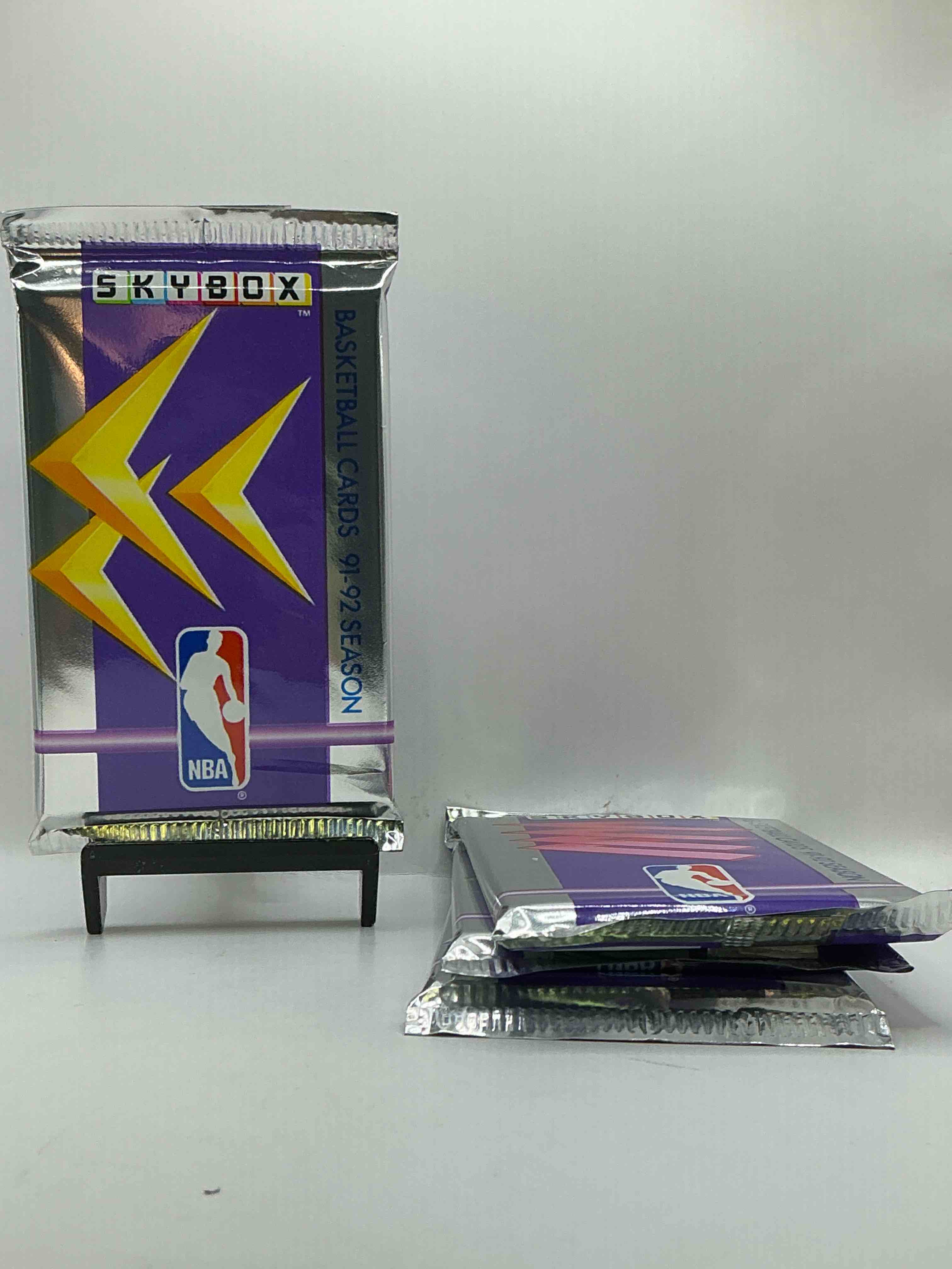 Basketball Wow! Rare 1991/92 NBA Skybox Sealed Sports Collectible Card Pack, Direct From Original Sealed Retail Case! So Many Awesome Cards To Search For Like Team USA Card (PSA 10 Value $500), #544 Team USA 1 Card (PSA 10 Value $300), Michael Jordan #39 (PSA 10 Value $150) & Too Many Other Great Cards To List! Hard To Find, Excellent Like-New Condition!