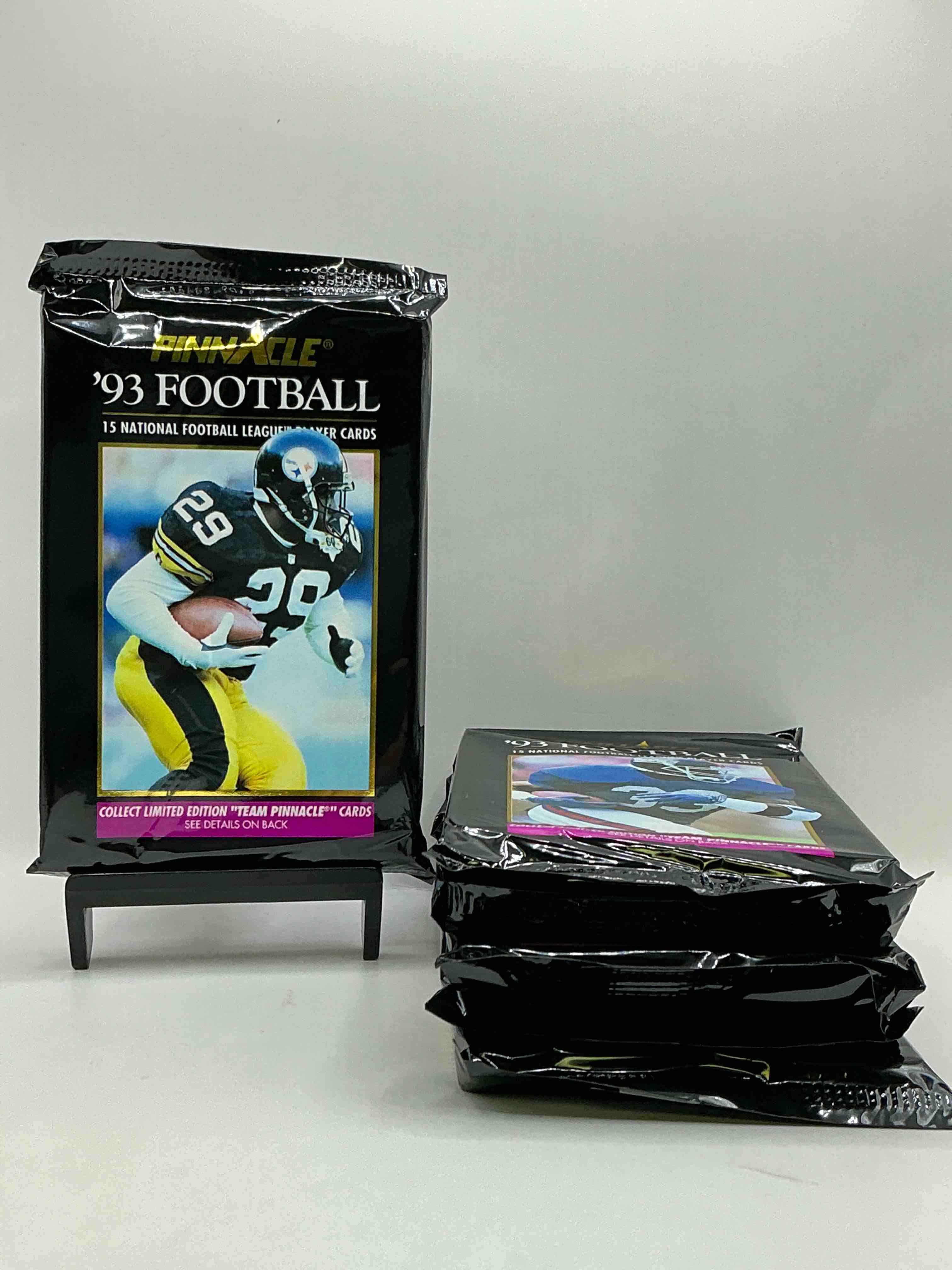Random Inserts! Rookies & Team Pinnacle… Team Pinnacle Cards Average 1 In 90 Packs… Super Rare! Look For Legends, Rookies & More In These 1993 Pinnacle Football Packs!