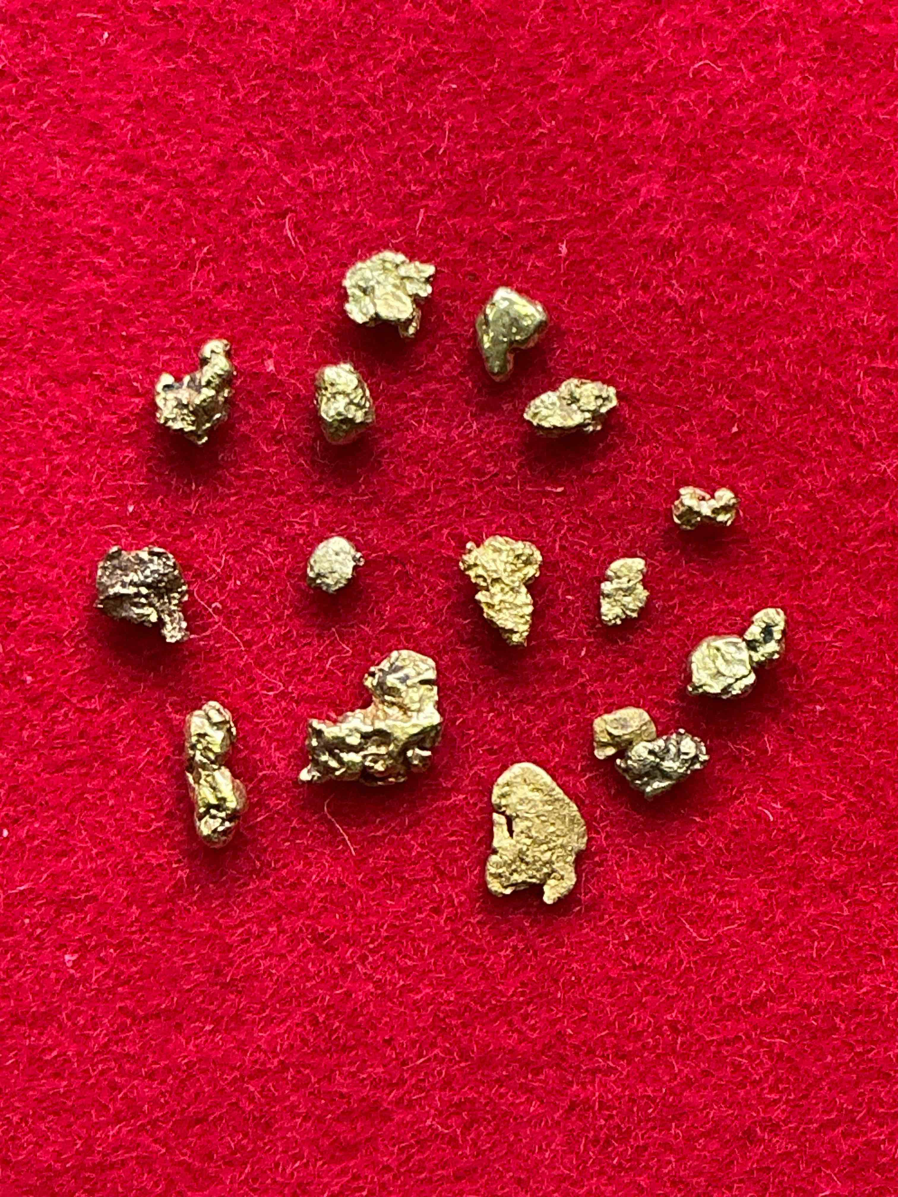 Genuine Gold Nuggets! Gold Nuggets Fresh From Prospecting North Carolina Mountains, Total Weight Of All Nuggets Is Approximately .5 Grams. These Gold Nuggets Typically Test At Between Approx 22-24 Karat. Gold In Raw, Prospected Form Is Extremely Hard To Find & Much Rarer Than Any Refined Form. Get In On The Gold Craze... Gold Has Increased In Value Over 40% In 2025 Alone! U.S. Dime For Size Reference Only (not included). Gold Vile In Image Included. Own Genuine, Gold Nuggets!