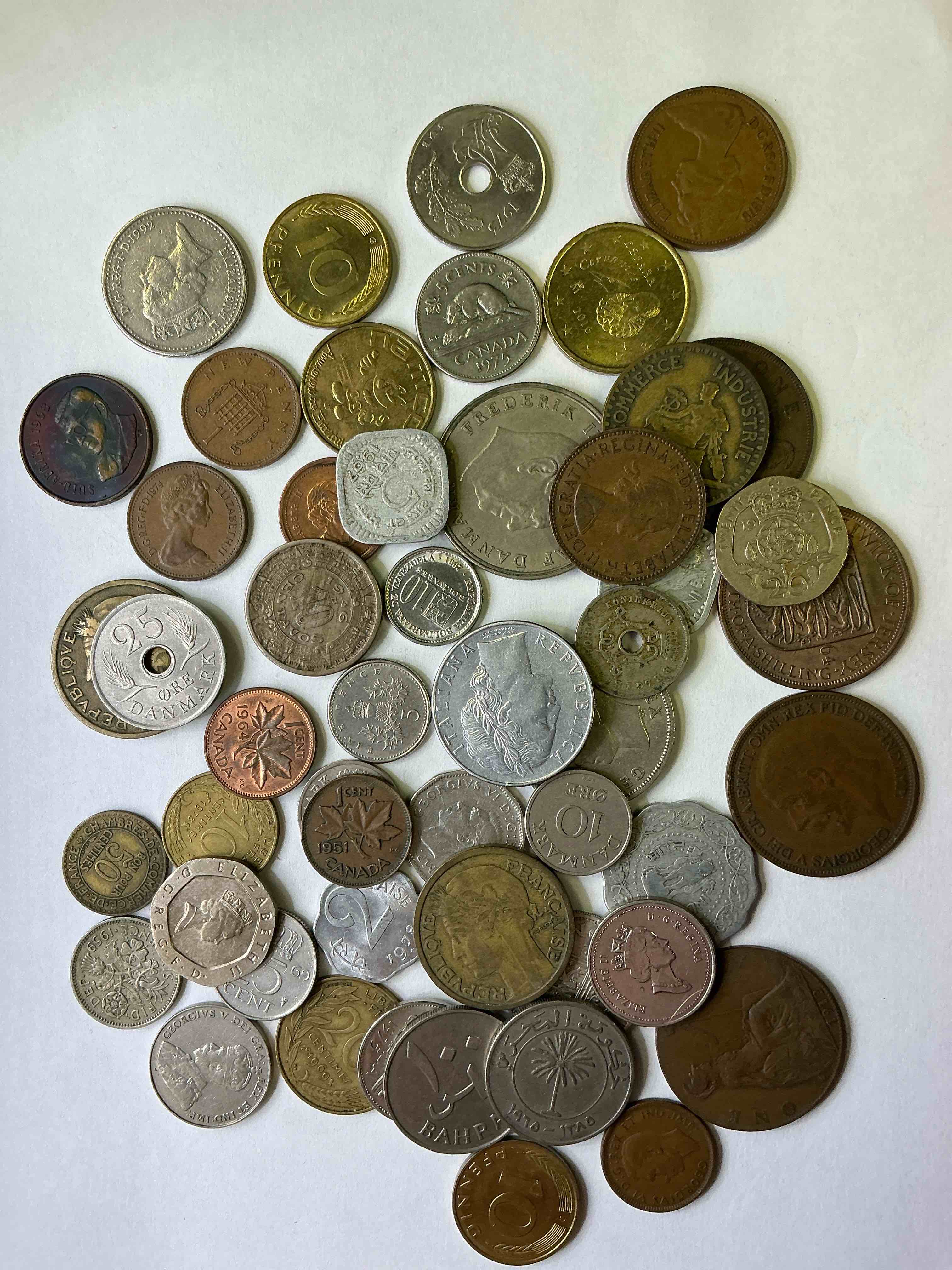 World Coins, Antique & Vintage! Each Lot Is Unique! Many Different Years, Countries, Sizes & Exotic Places. This Cool Collection Of Antique Coins From Around The World Is Loads Of Fun! Have Fun Identifying Each Coin & Country As A Great Educational Tool! A Great Investment Too!