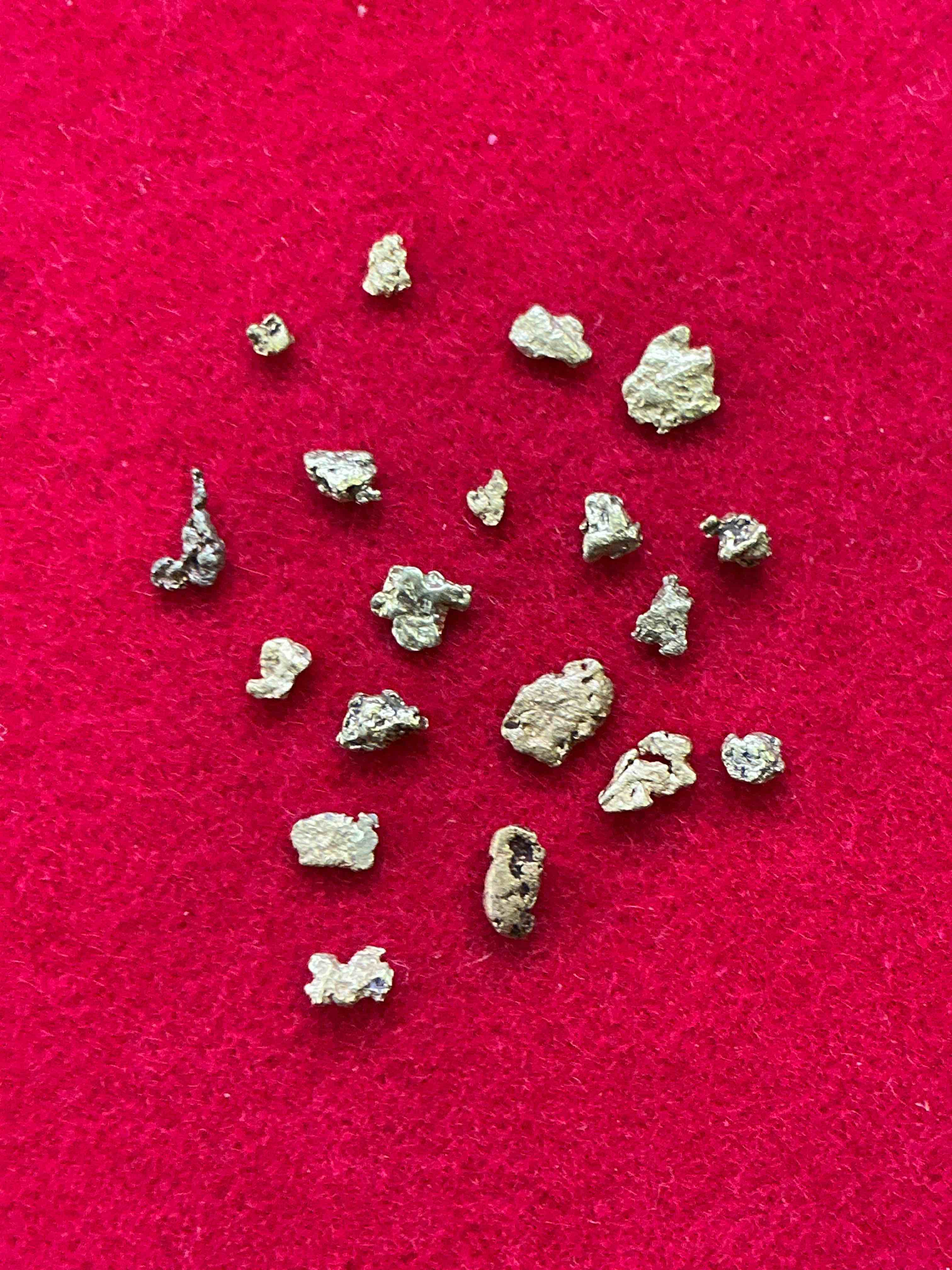 Genuine Gold Nuggets! Gold Nuggets Fresh From Prospecting North Carolina Mountains, Total Weight Of All Nuggets Is Approximately .5 Grams. These Gold Nuggets Typically Test At Between Approx 22-24 Karat. Gold In Raw, Prospected Form Is Extremely Hard To Find & Much Rarer Than Any Refined Form. Get In On The Gold Craze... Gold Has Increased In Value Over 40% In 2025 Alone! U.S. Dime For Size Reference Only (not included). Gold Vile In Image Included. Own Genuine, Gold Nuggets!