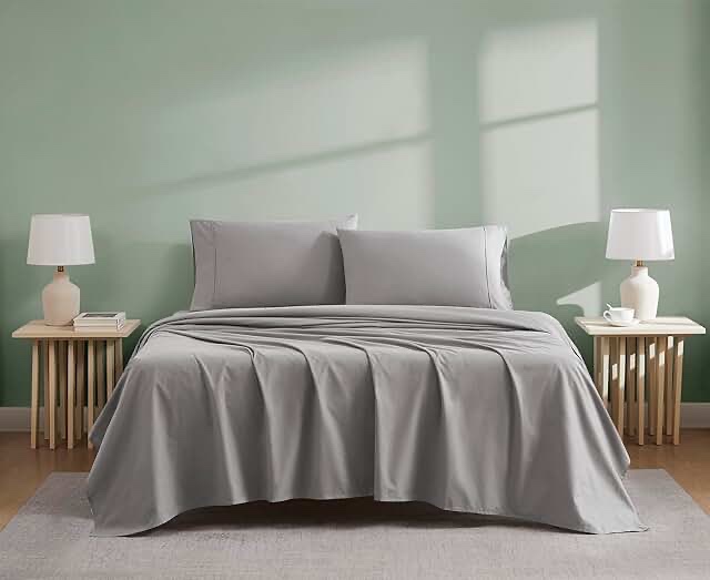 Assortment of bedding. 1 boxes