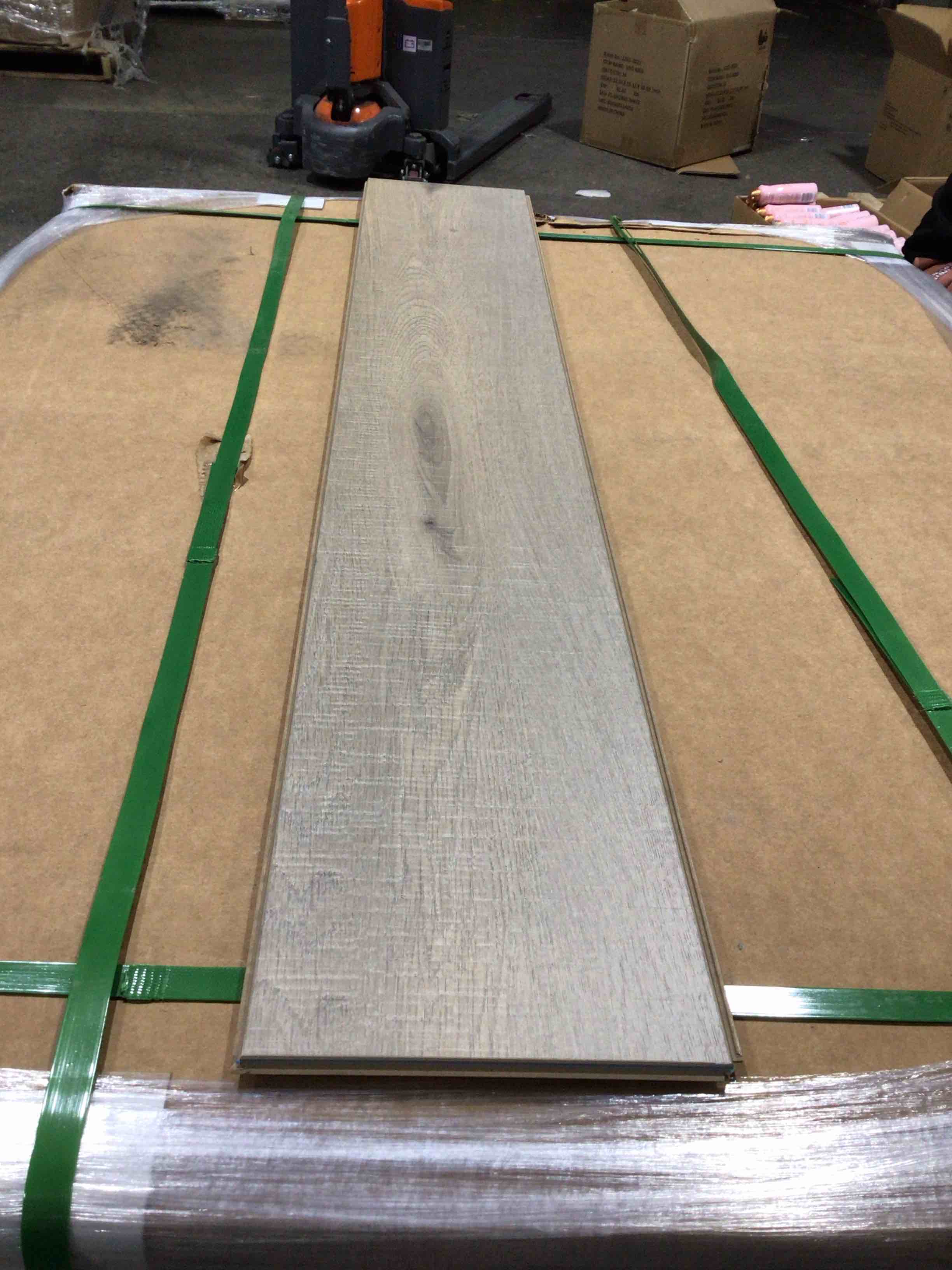 581.25 sq ft 7.75x48in 225 pieces 12 mm laminate flooring with attached pad