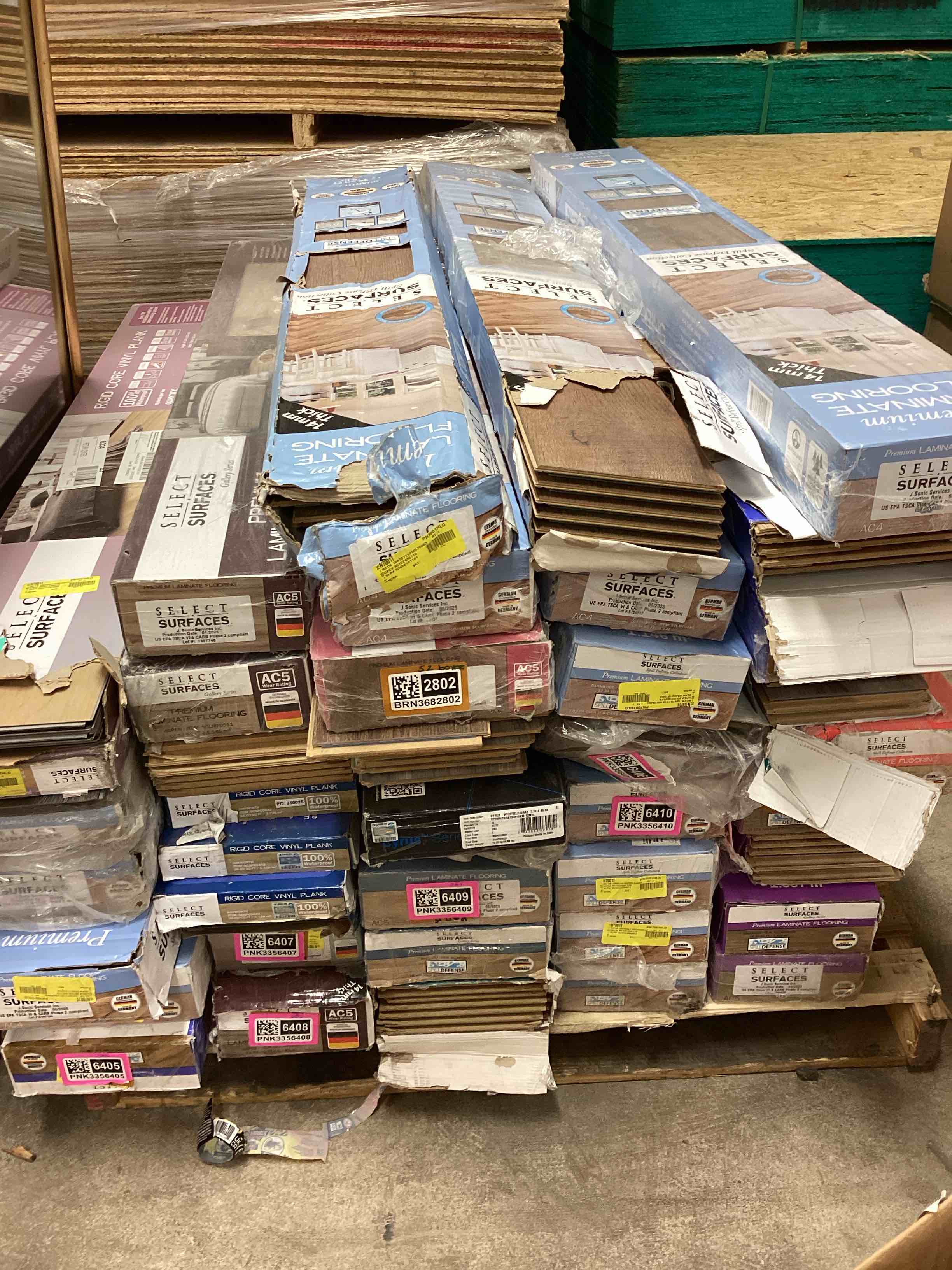 Palet Of floors of different colors( 52 boxes for pickup )