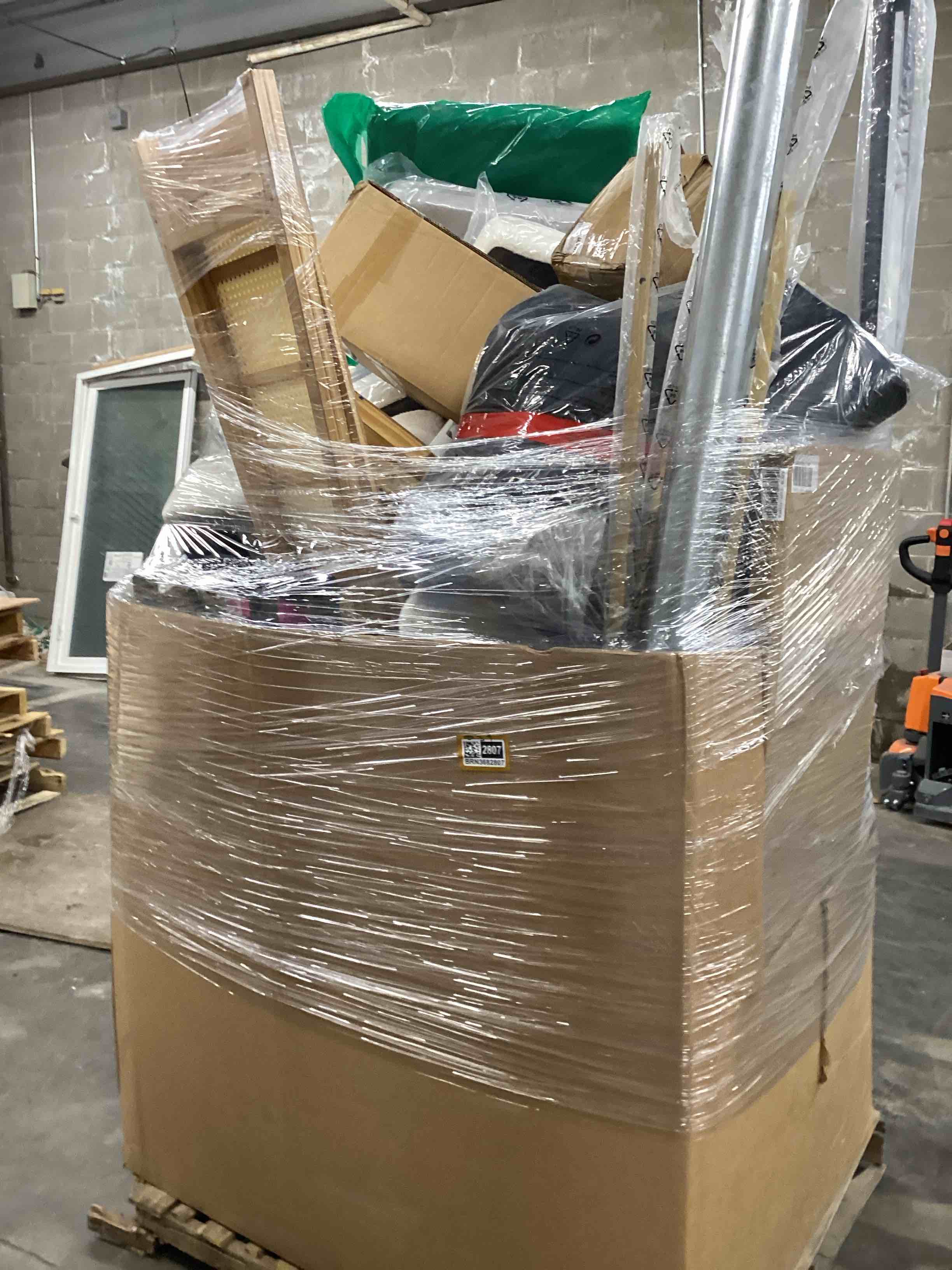 Palet Various items baby gate, cortins Sofa pieces, etc.