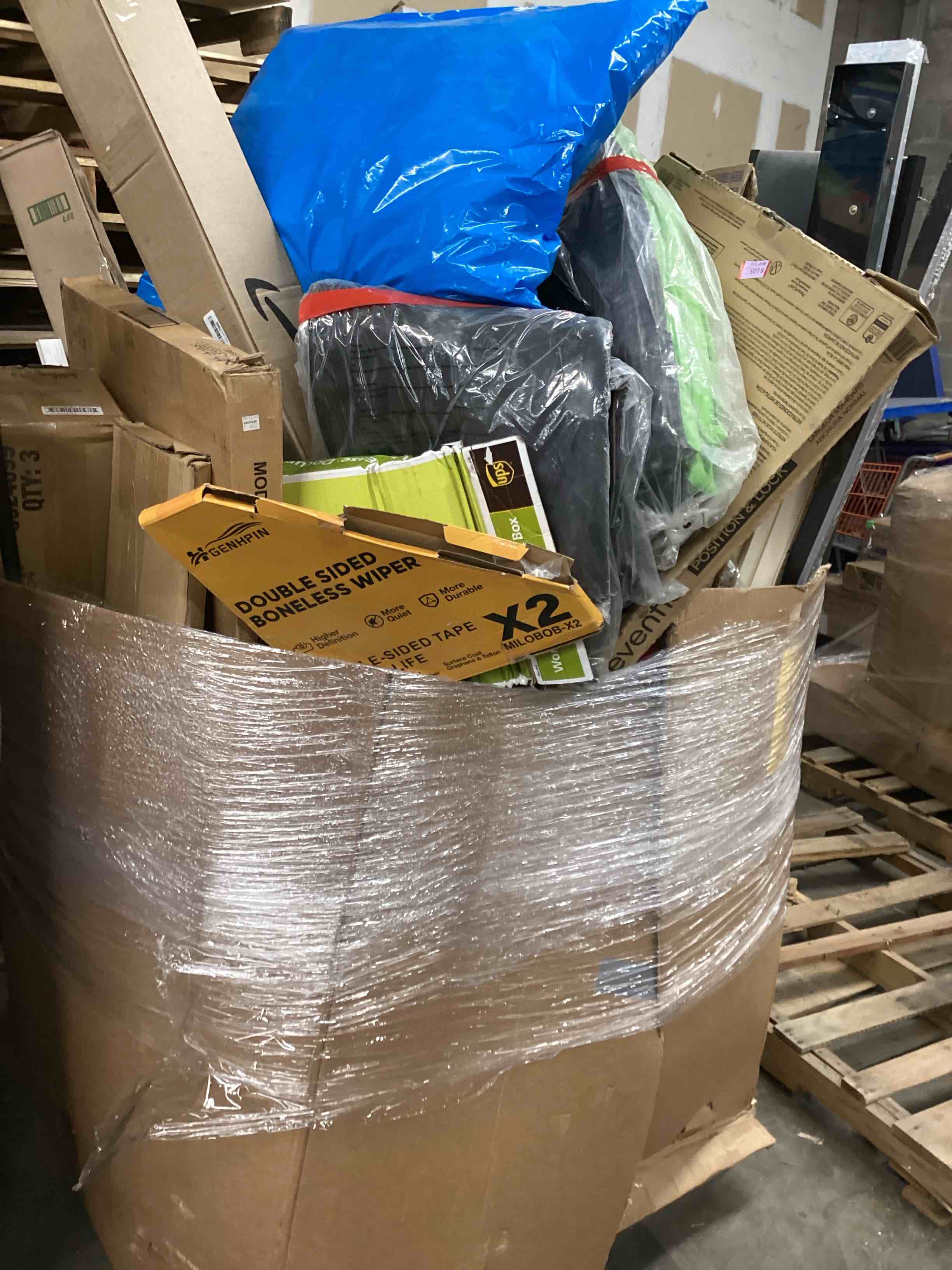 Palet Various items baby gate, cortins etc.