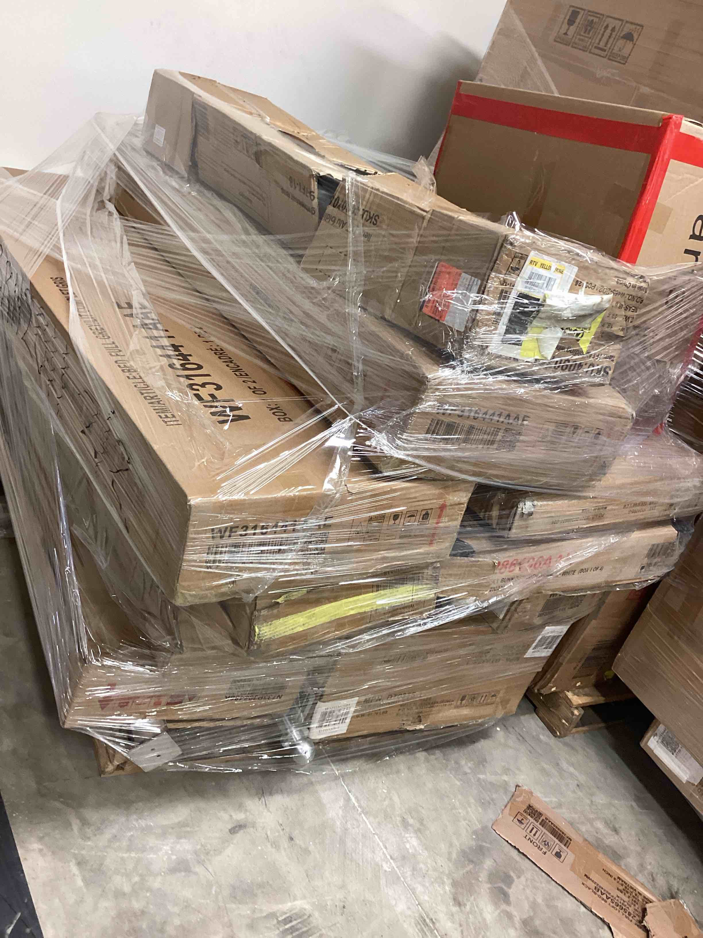 Palet Assorted furniture (2 pallets to pick up a Pallet has 15 Boxes and the second 12 Boxes)