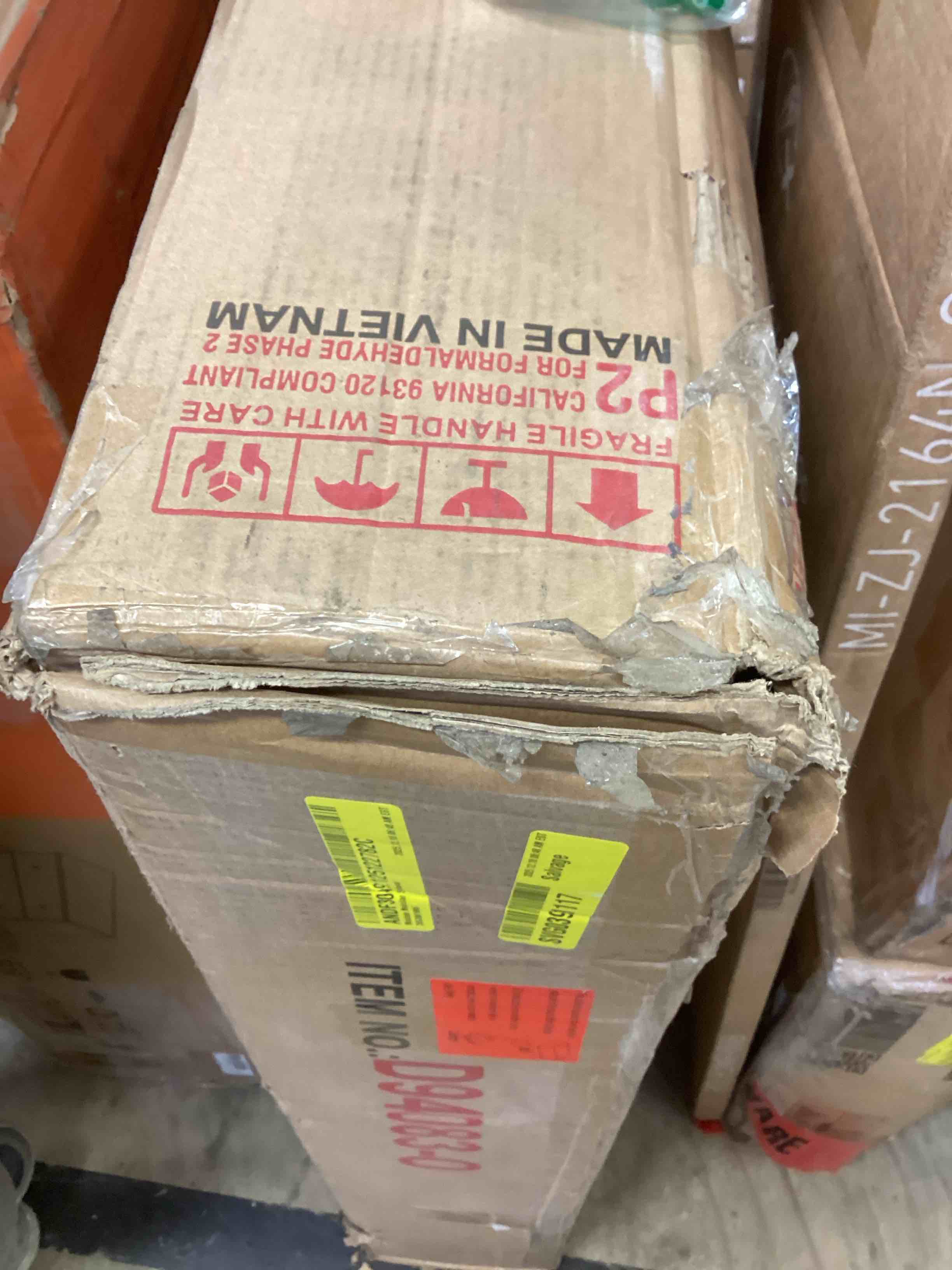 Condition photo showing Good Condition for Middale Modular Sectional(incomplete only one box for pickup )