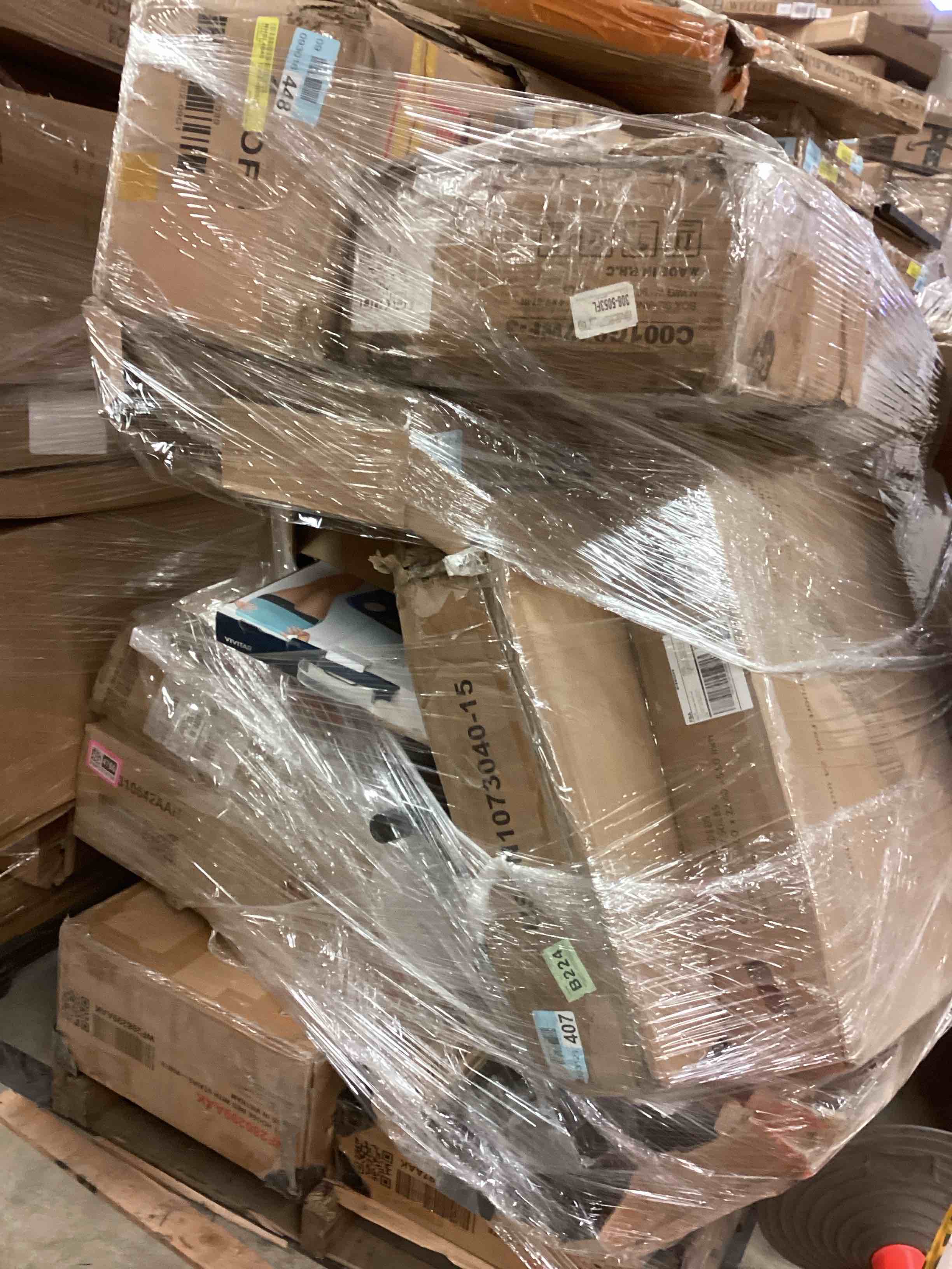 Condition photo showing Good Condition for Palette Of varied furniture