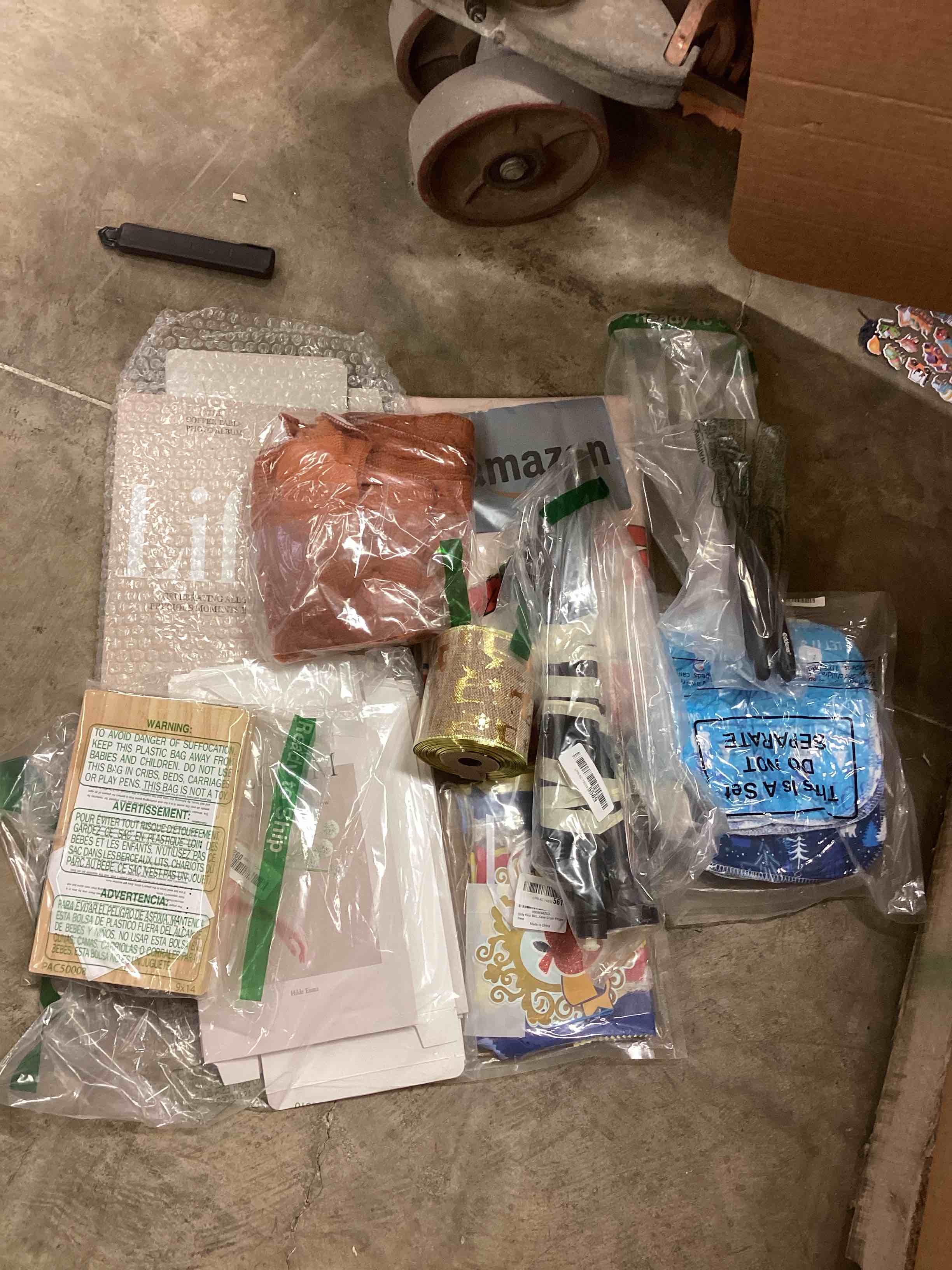 Assorted of Accessories for home / decorations and more 