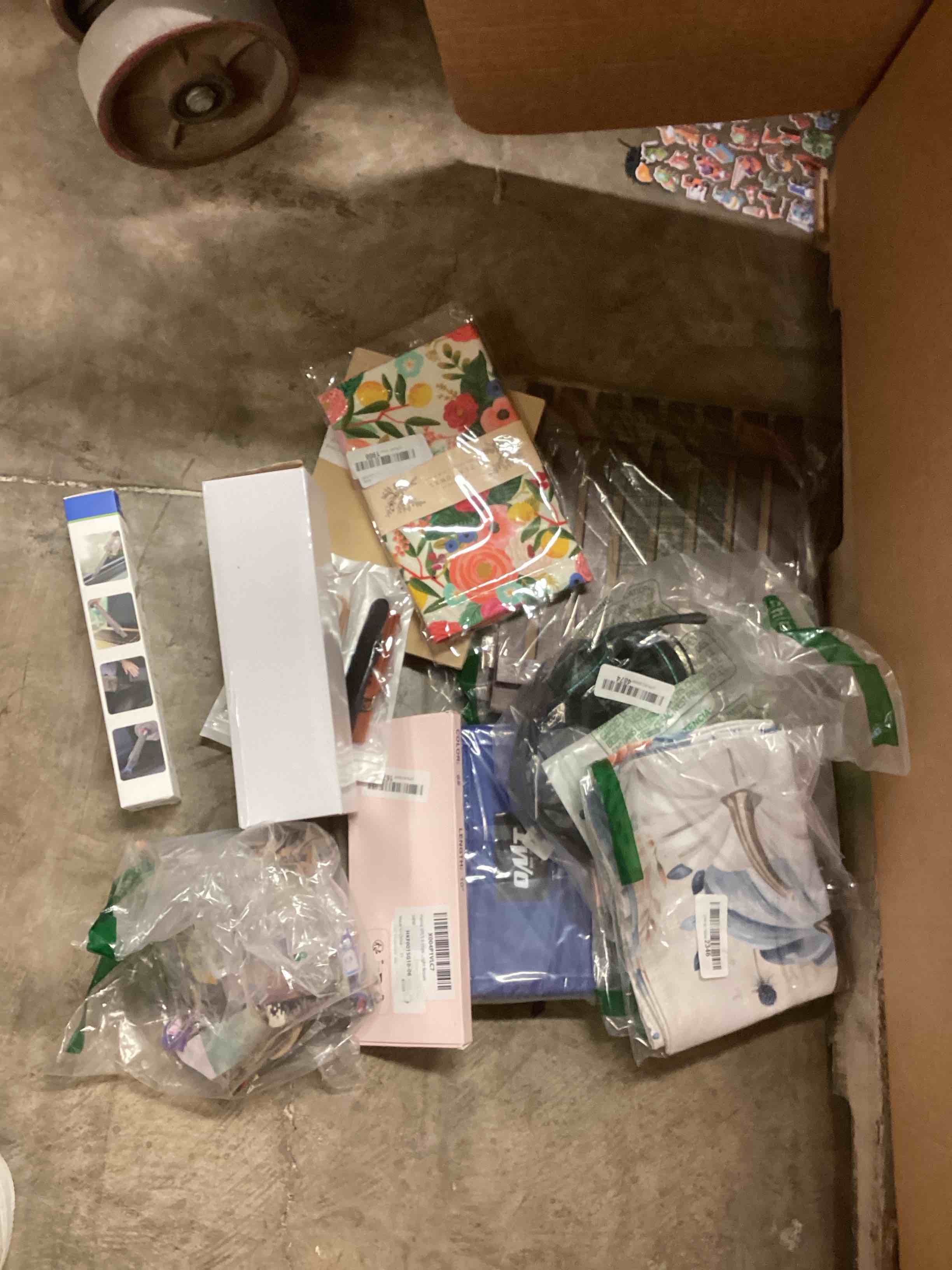 Assorted of accessories for home (cover pillows/ clips/ tea towel and more) 