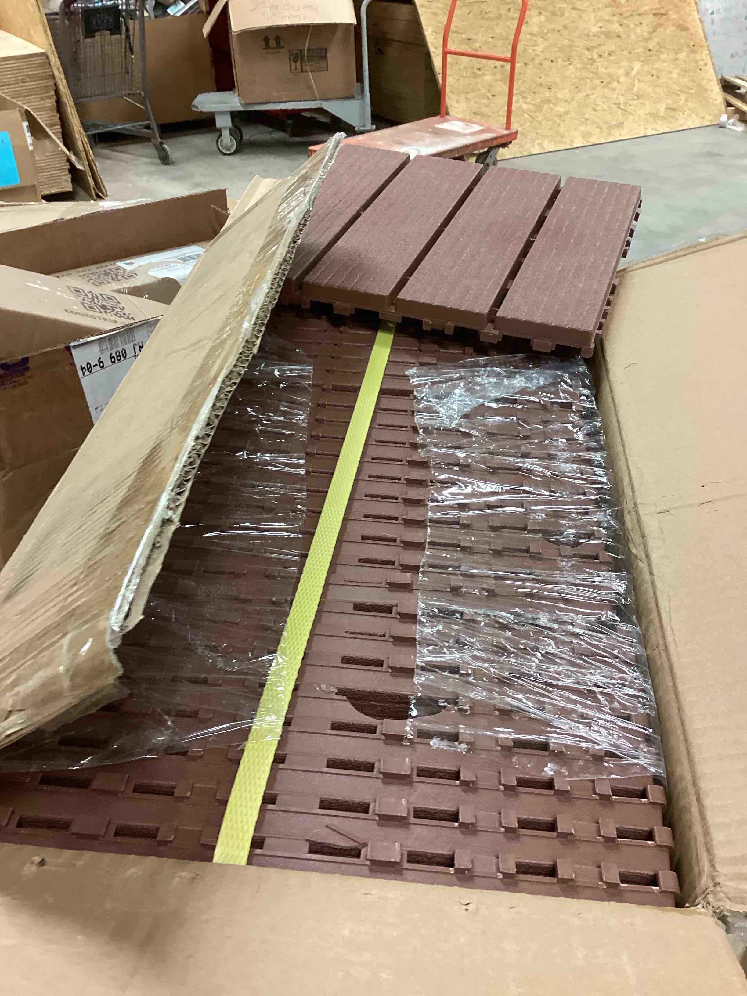 Condition photo showing New/Like New for biyuhiu interlocking deck tiles 27 pcs ,brown