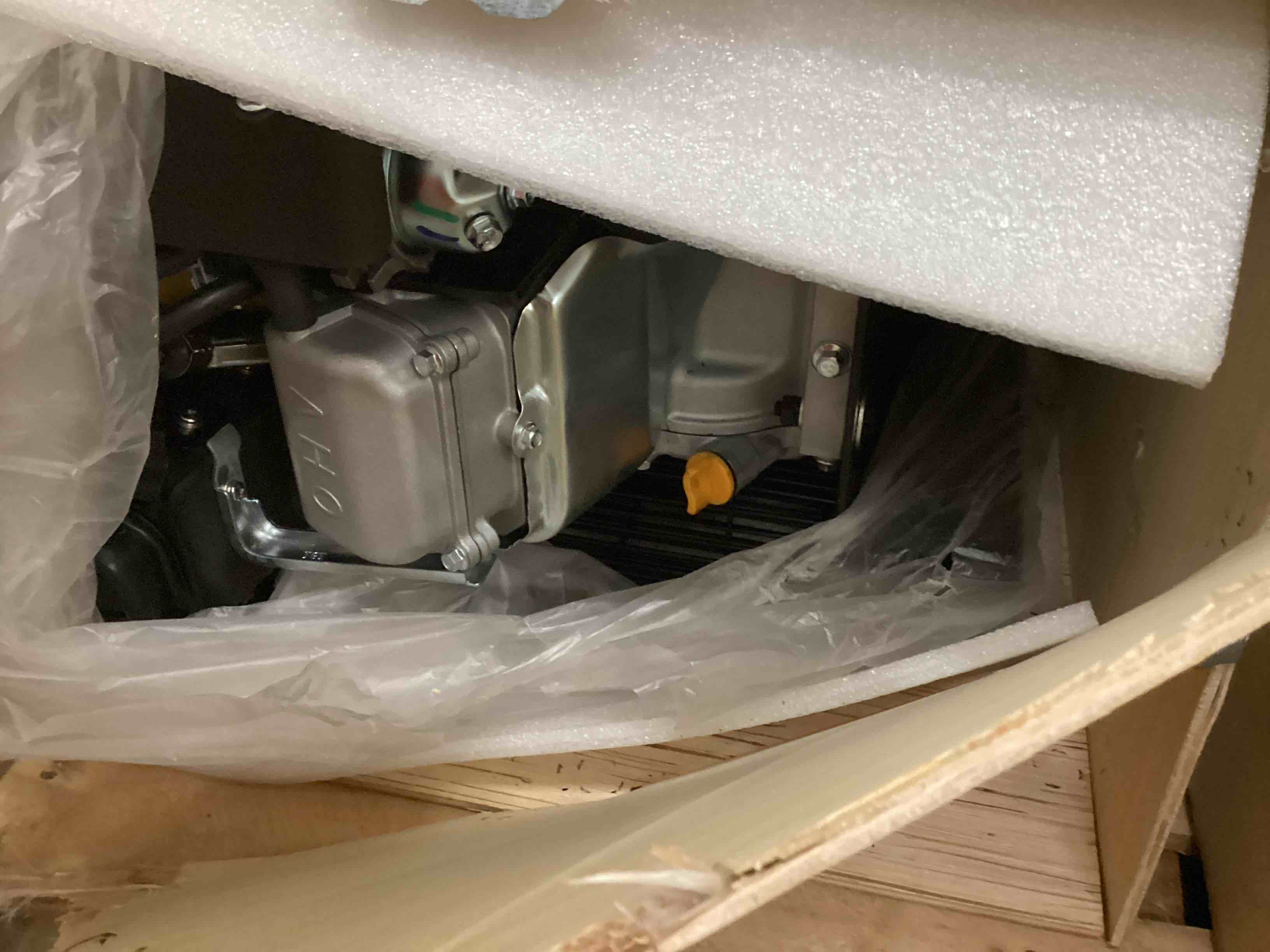 Condition photo showing Good Condition for AMERLIFE 6.5HP Gas Powered Air Compressor, 20 Gallon Tank, 196cc Engine, 10.7CFM @115PSI, Portable Piston Pump for Workshop & Construction (pickup 2 boxes) 