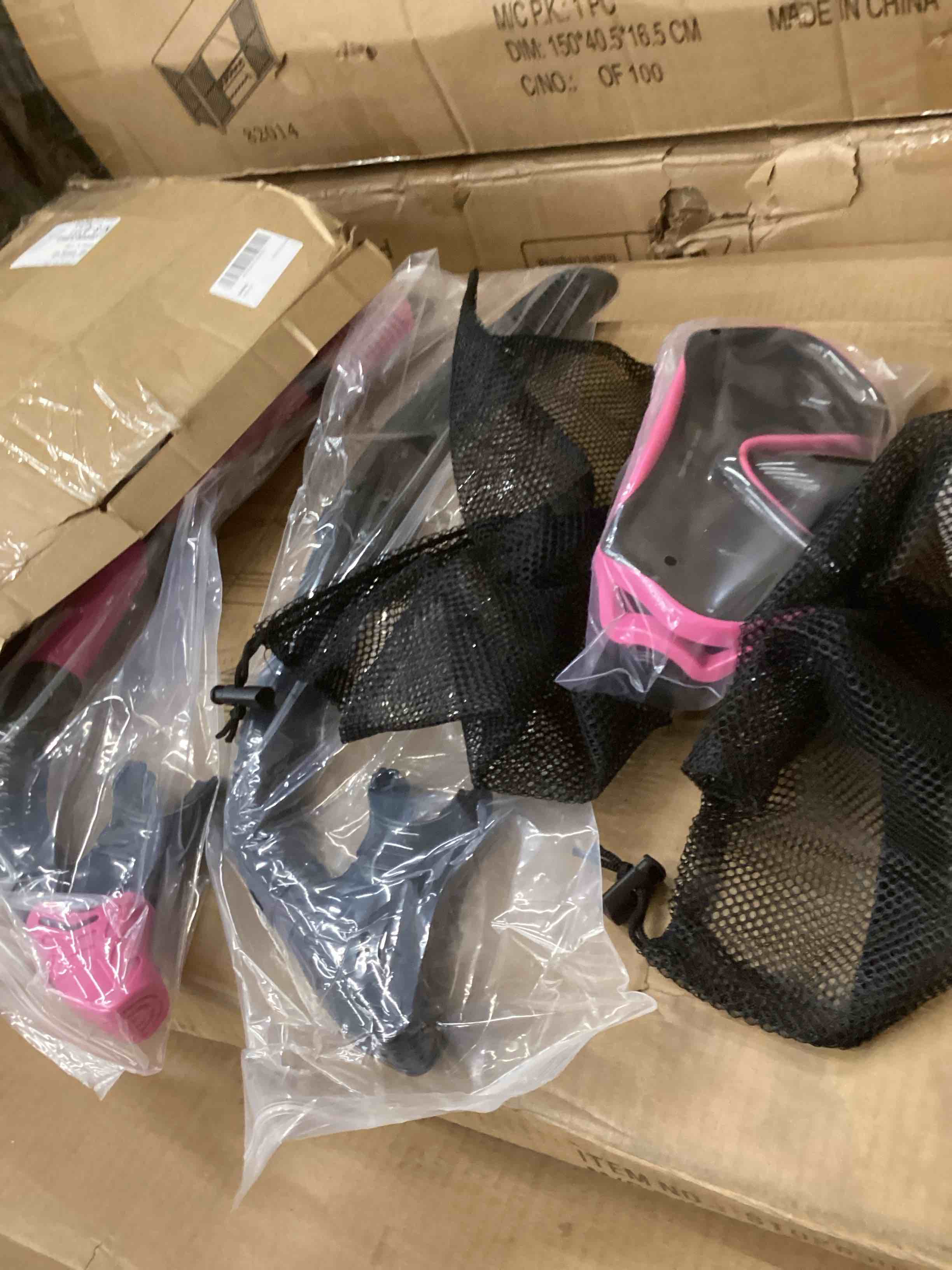 Condition photo showing Good Condition for Snorkeling Gear for Adults, Dry Top Snorkel Mask Set, Diving Scuba Mask, Swimming Goggles with Nose Cover, HD Tempered Glass Panoramic Swim Freediving Anti-Leak Anti-Fog Travel Packages (missing 1 tempered glass) 