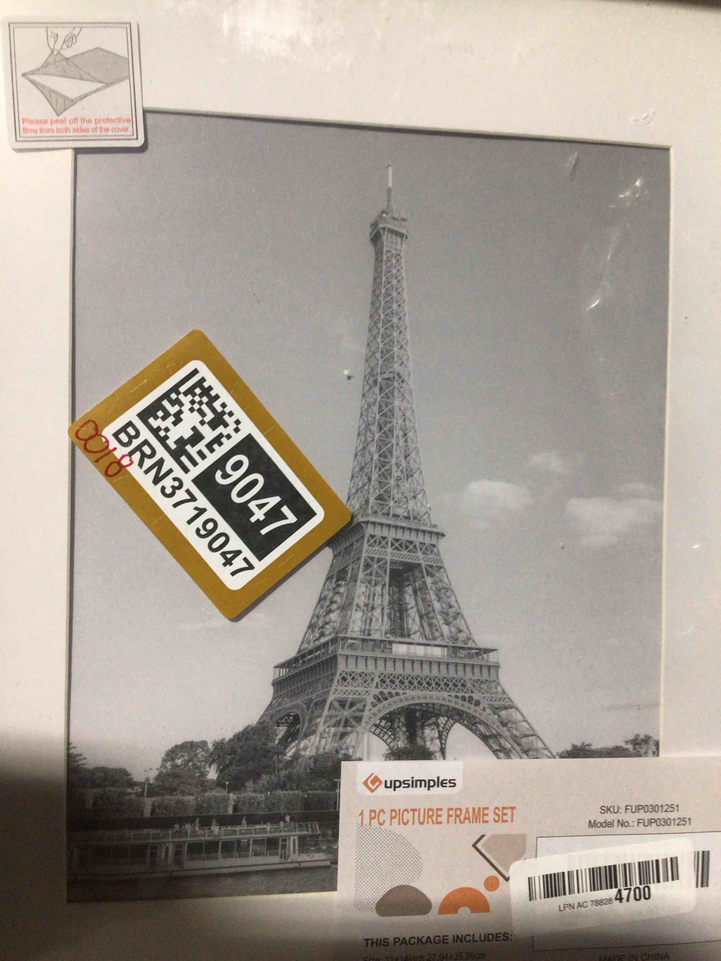 Condition photo showing New/Like New for upsimples 11x14 picture frame, display pictures 8x10 with mat or 11x14 without mat, wall hanging photo frame, gold, 1 pack gold 11x14