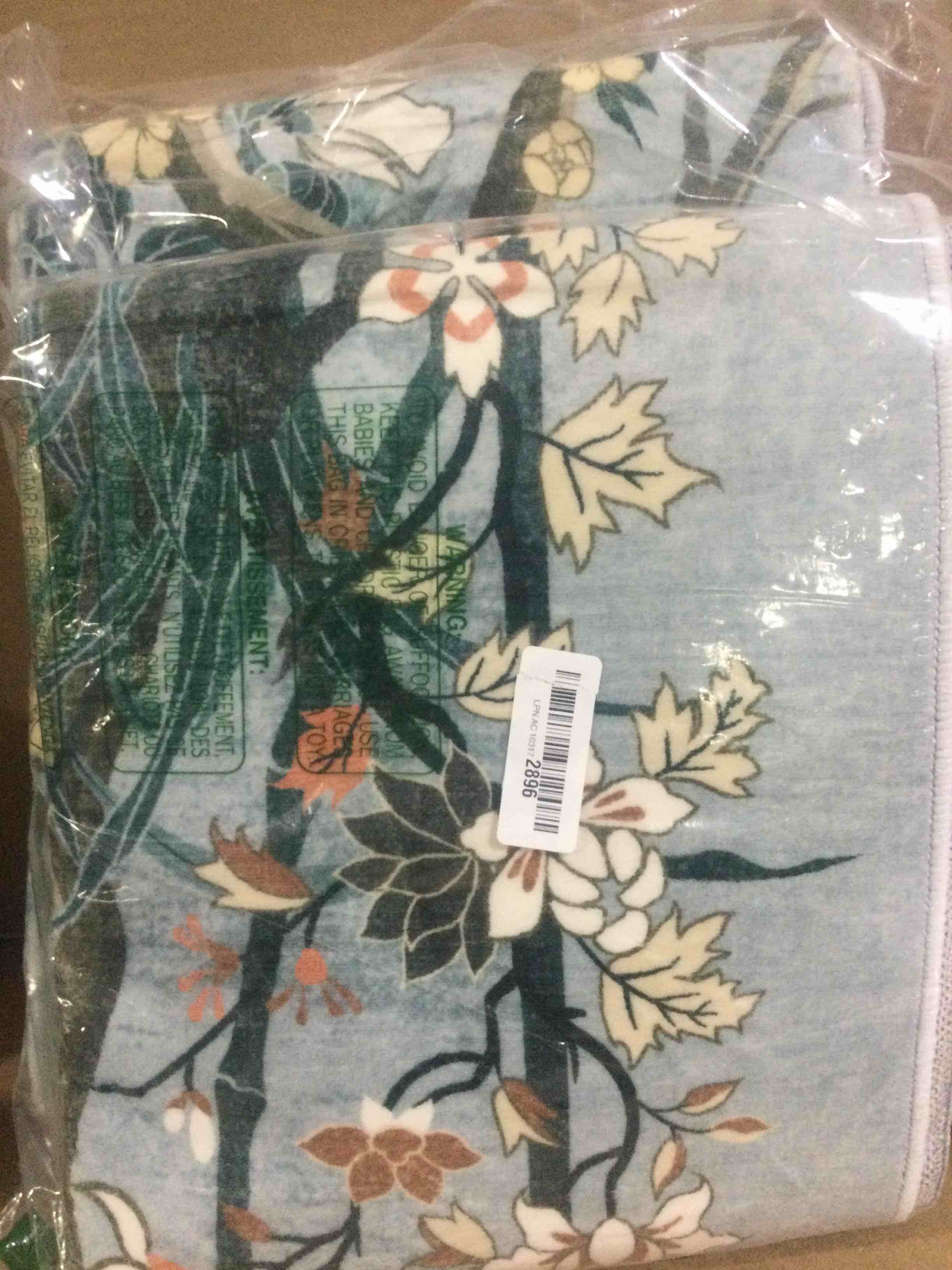 Condition photo showing New/Like New for Vowkten 4x6 Rug Chinoiserie-Style Floral Vintage Washable Area Rugs Non Slip Low Pile Small Carpet for Bedroom, Bedside, Kids Room, Office, Dining Room, Blue Blue - Chinoiserie 4' x 6' (Rectangular)