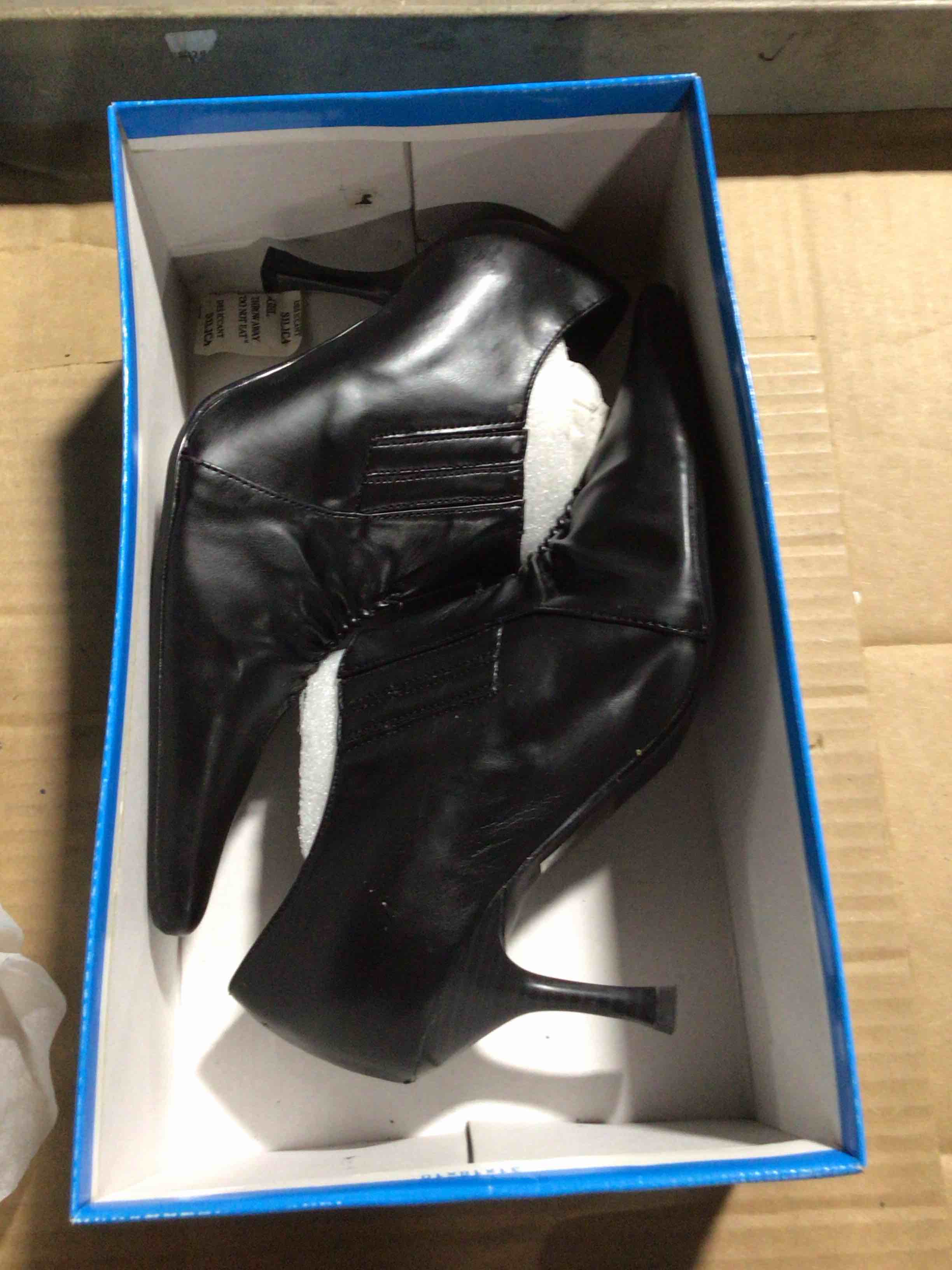 Black high heel ankle boots with pointed toe for women 