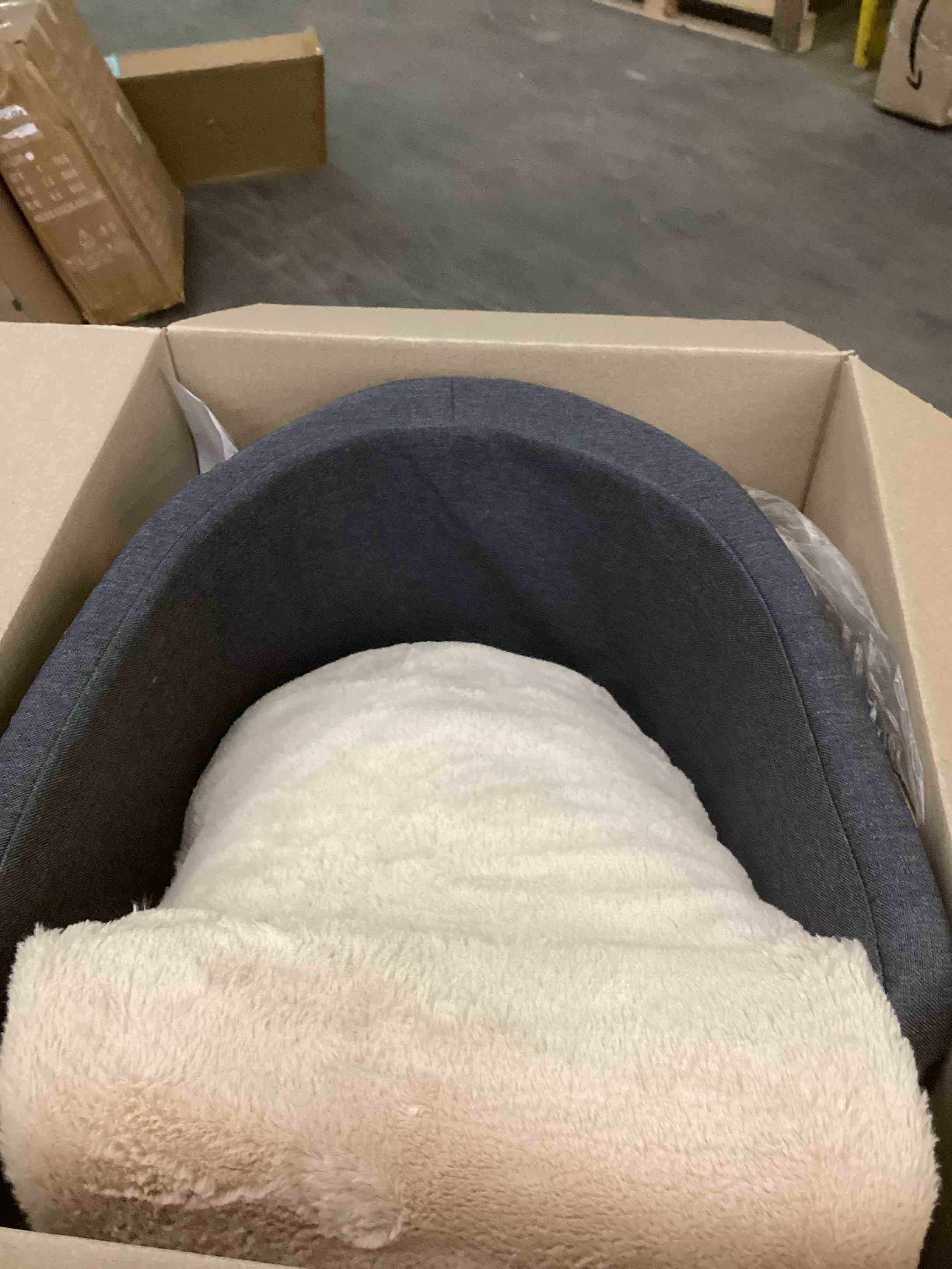 Condition photo showing Good Condition for Large Console Dog Car Seat - Truck Dog Booster Seats for Big Console Vehicles Large Space for Dog UP to 18lbs, Pretty Sturdy Pet Car Seat Designed for Pickup and Trucks