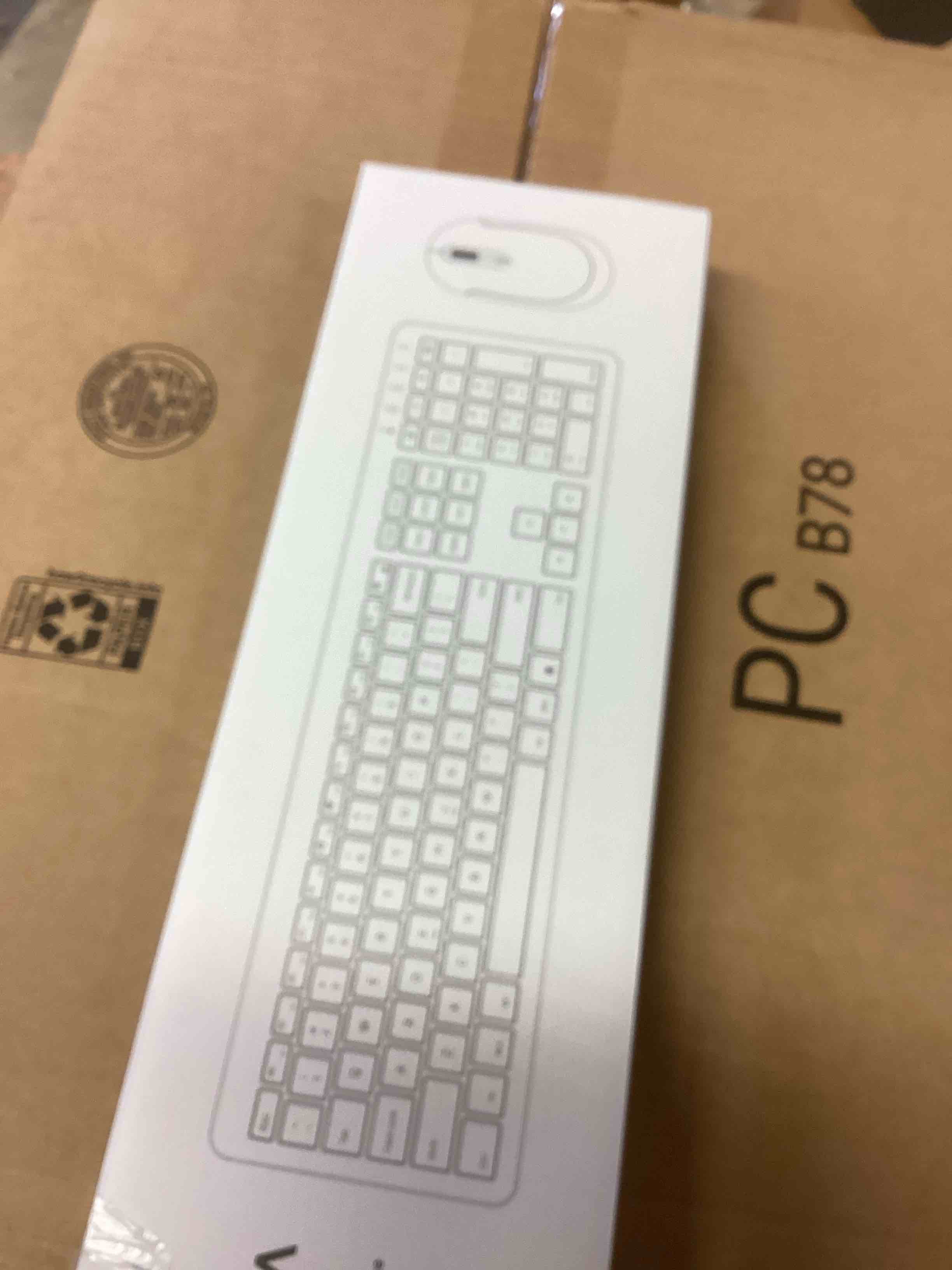 Condition photo showing New/Like New for seenda Rechargeable Wireless Keyboard Mouse Combo Full Size Cordless Keyboard & Mouse Sets with Build-in Lithium Battery Ultra Thin Quiet Keyboard Mice (Rose Gold & Black)