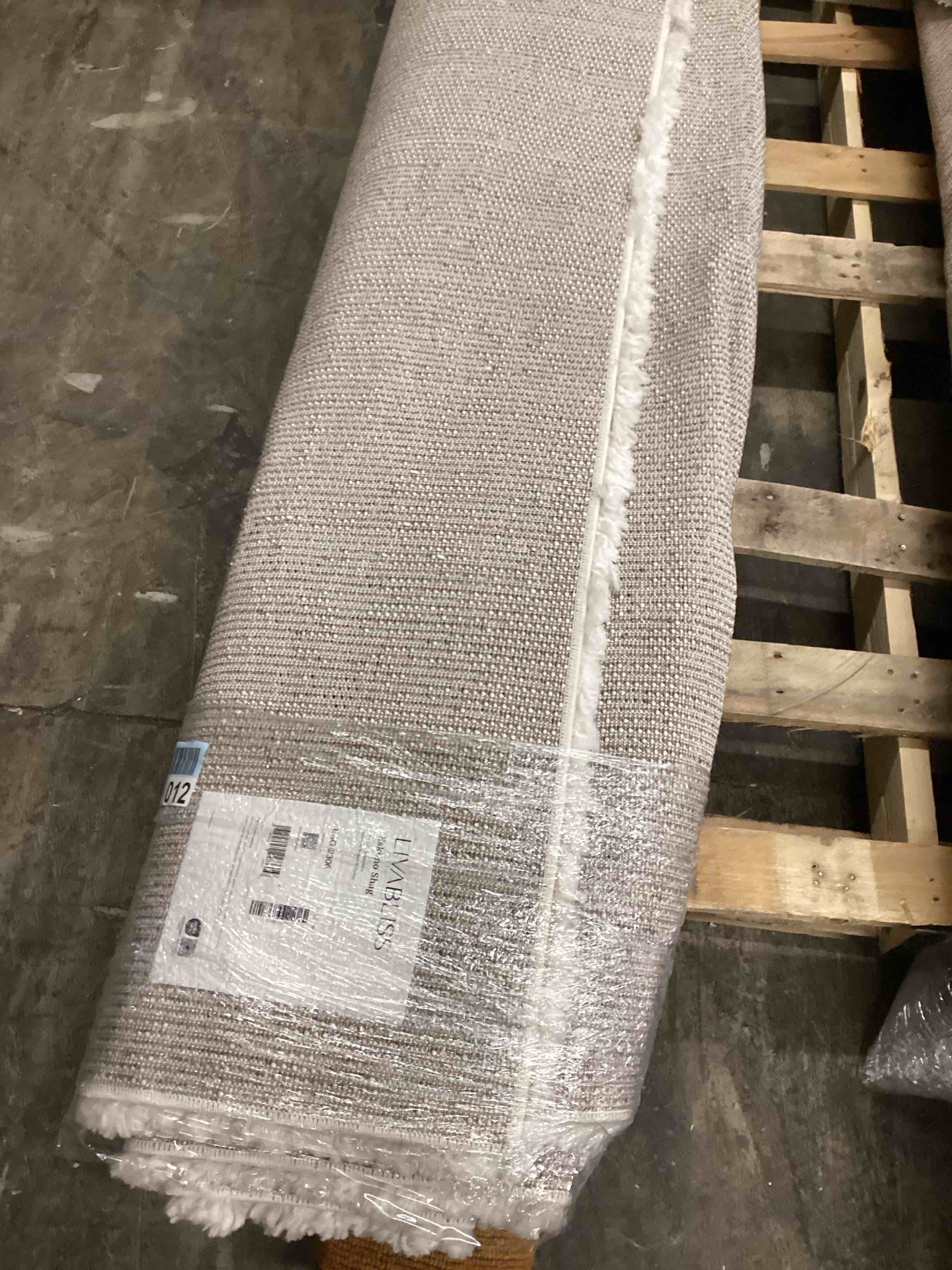 Condition photo showing Good Condition for eskimo shag gray 6 7 x 9 modern rectangle area rug