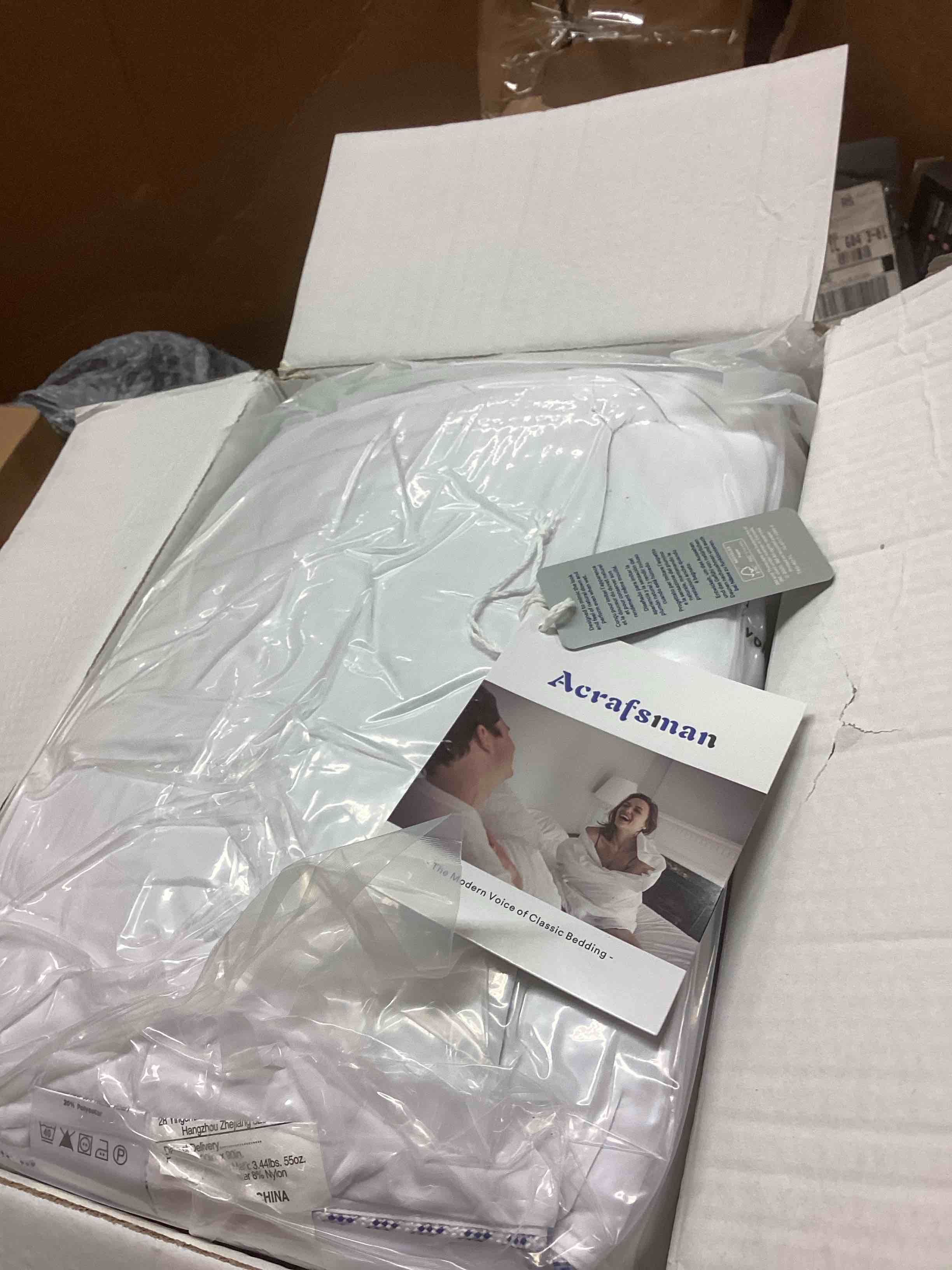 Condition photo showing New/Like New for 3m thinsulate oversizesd queen comforter, all season feather down duvet insert,white comforter