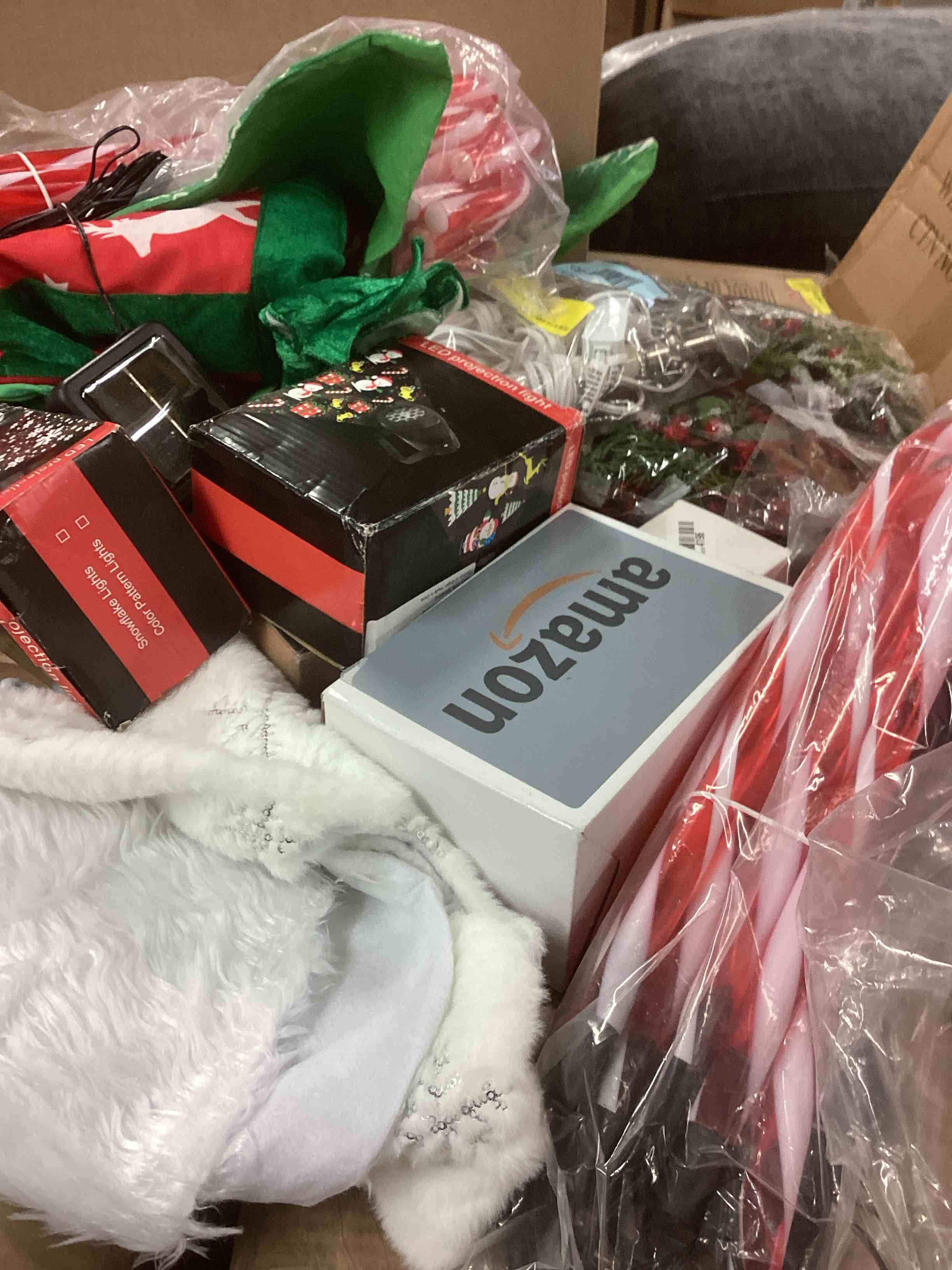 Condition photo showing Good Condition for assorted christmas items