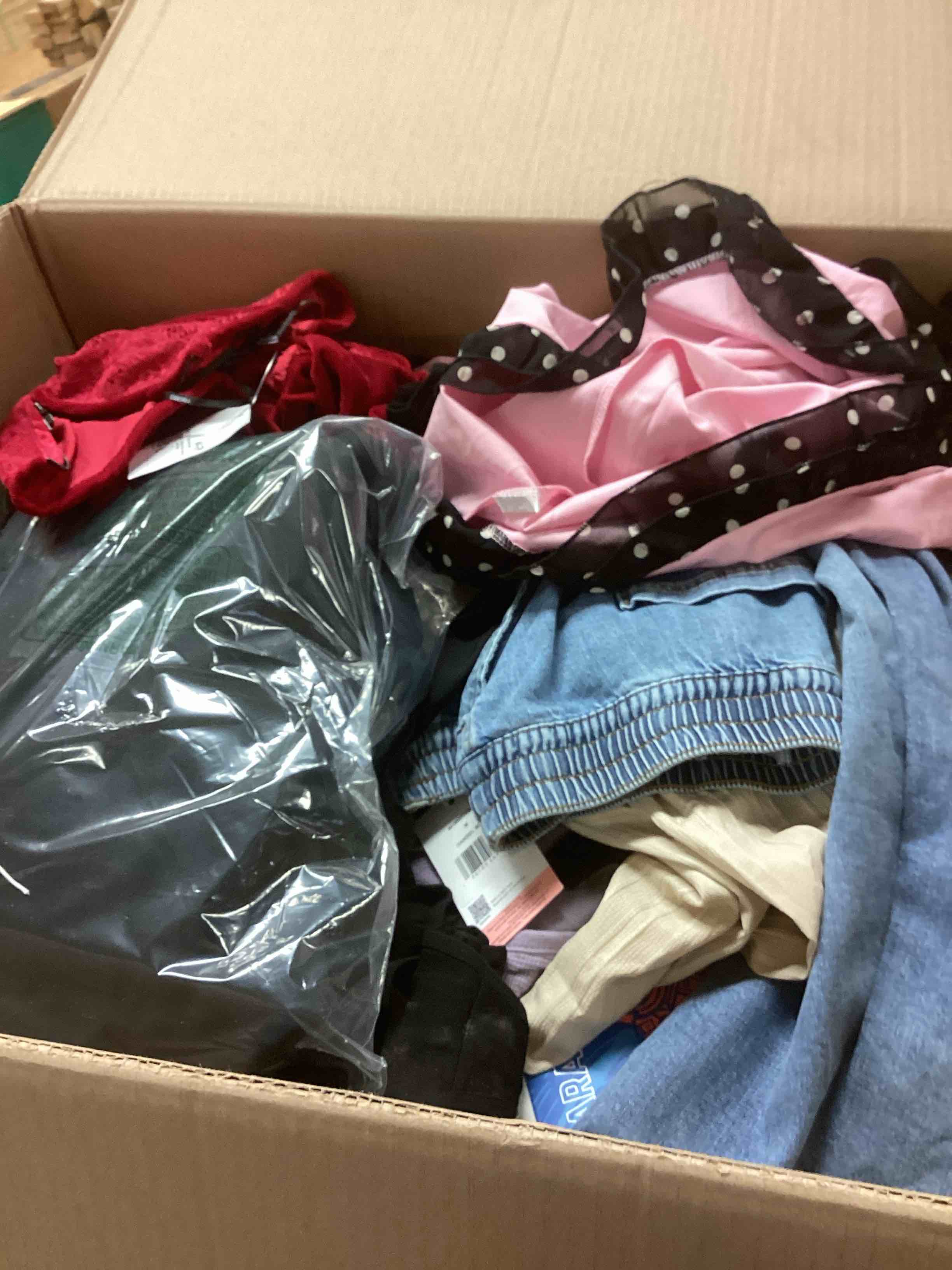 Condition photo showing Good Condition for assorted lot of apparel (men’s, women’s, kids, clothes of all different sizes)