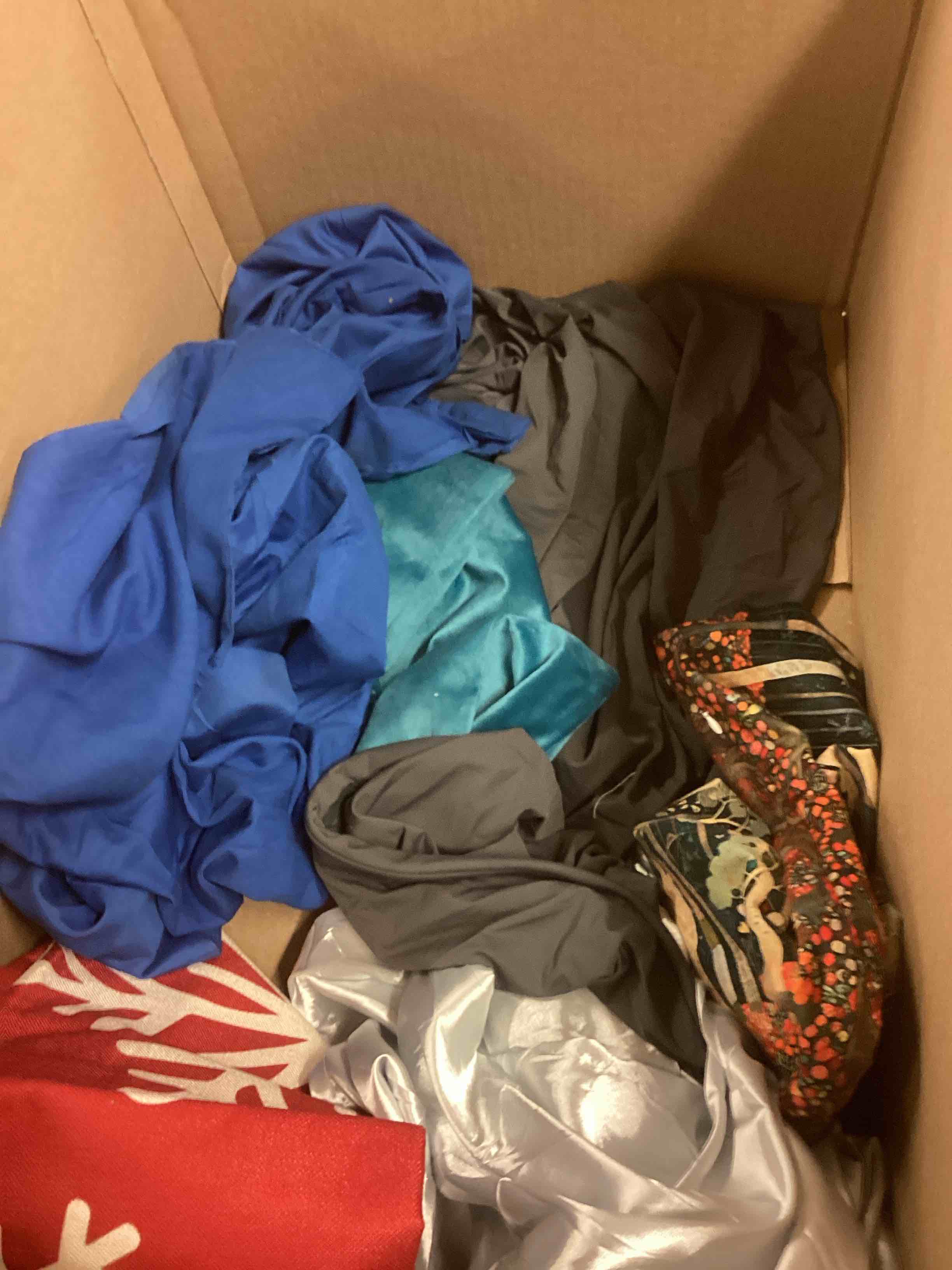 Condition photo showing Good Condition for assorted pillowcases (may vary colors and sizes )