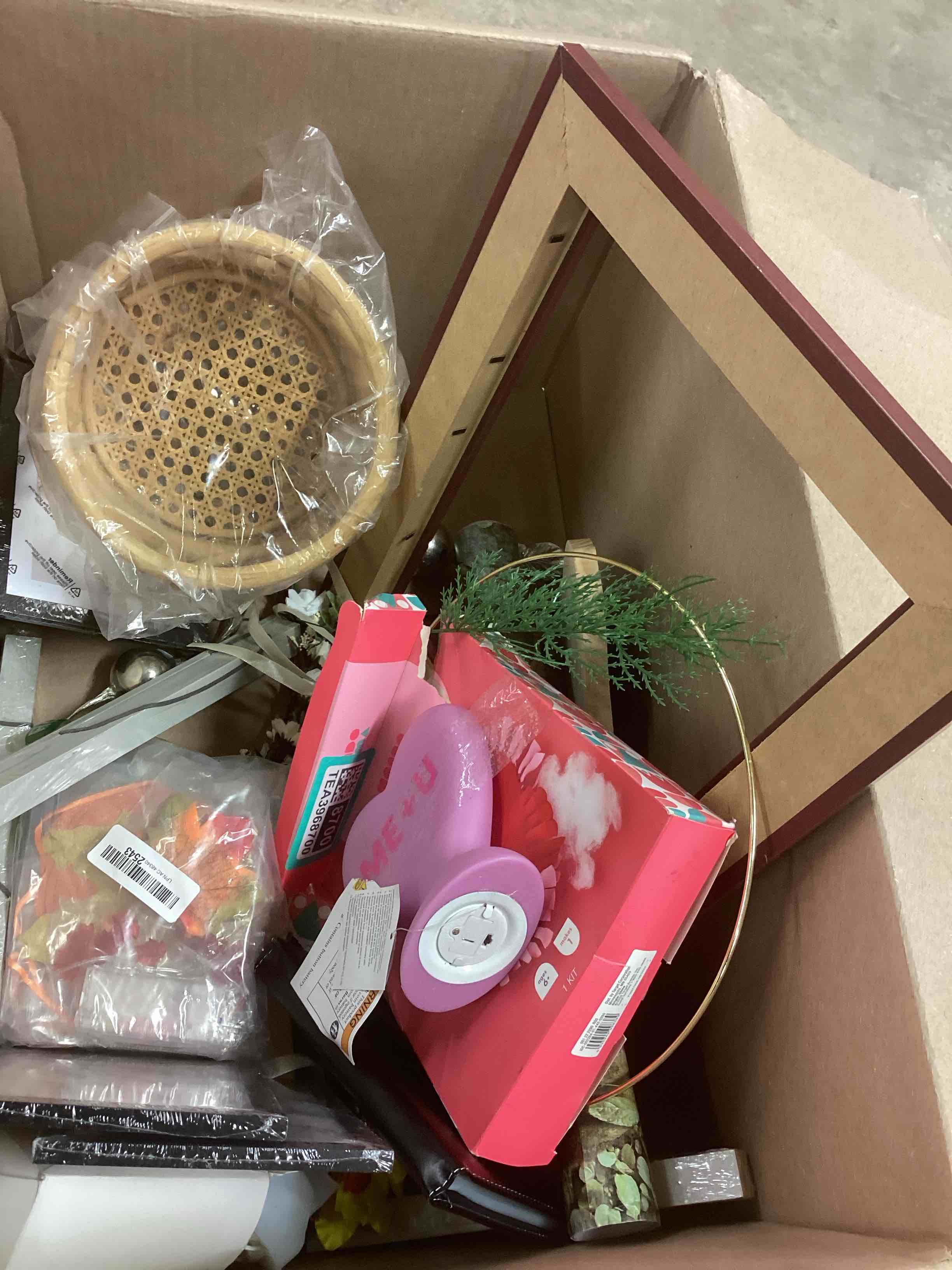 Condition photo showing Good Condition for assorted home decor items