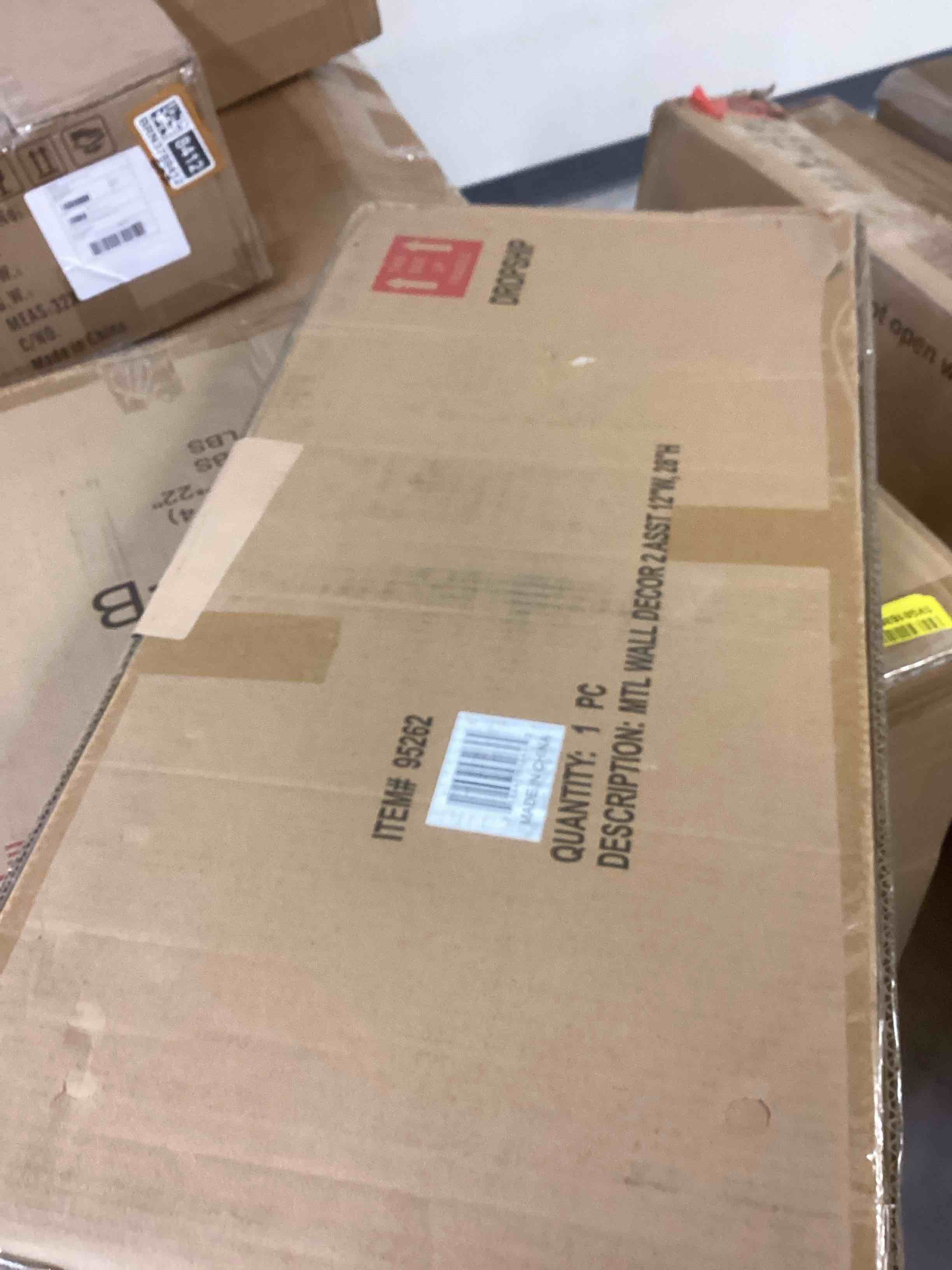 Condition photo showing New/Like New for decmode gray metal floral wall decor with black frame (1-pack)