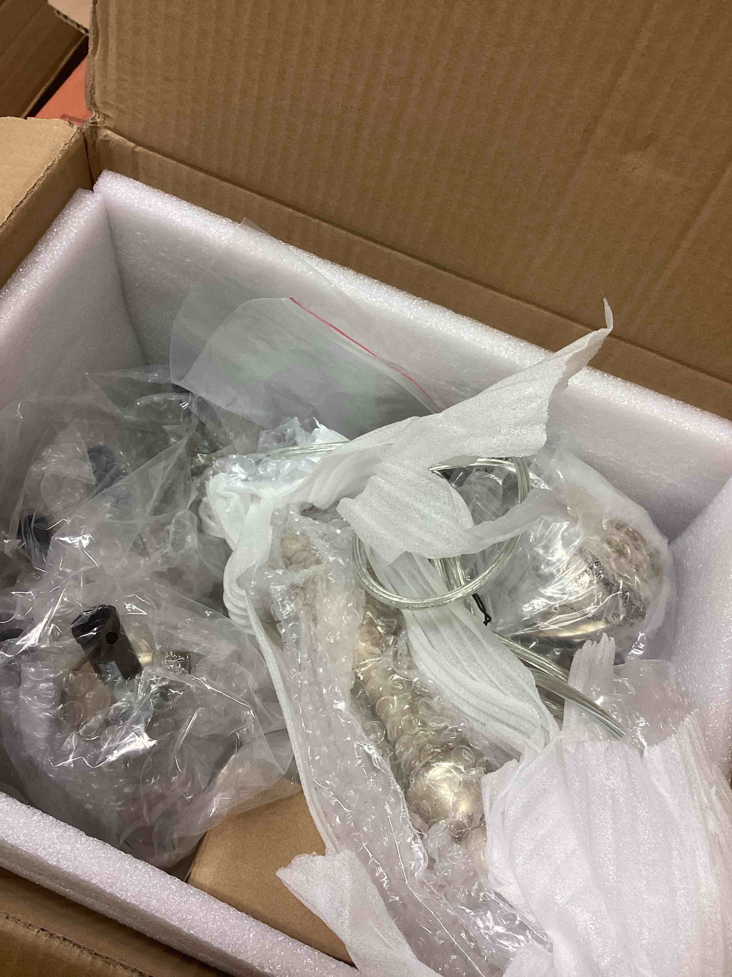 Condition photo showing New/Like New for 6-lights chandelier 