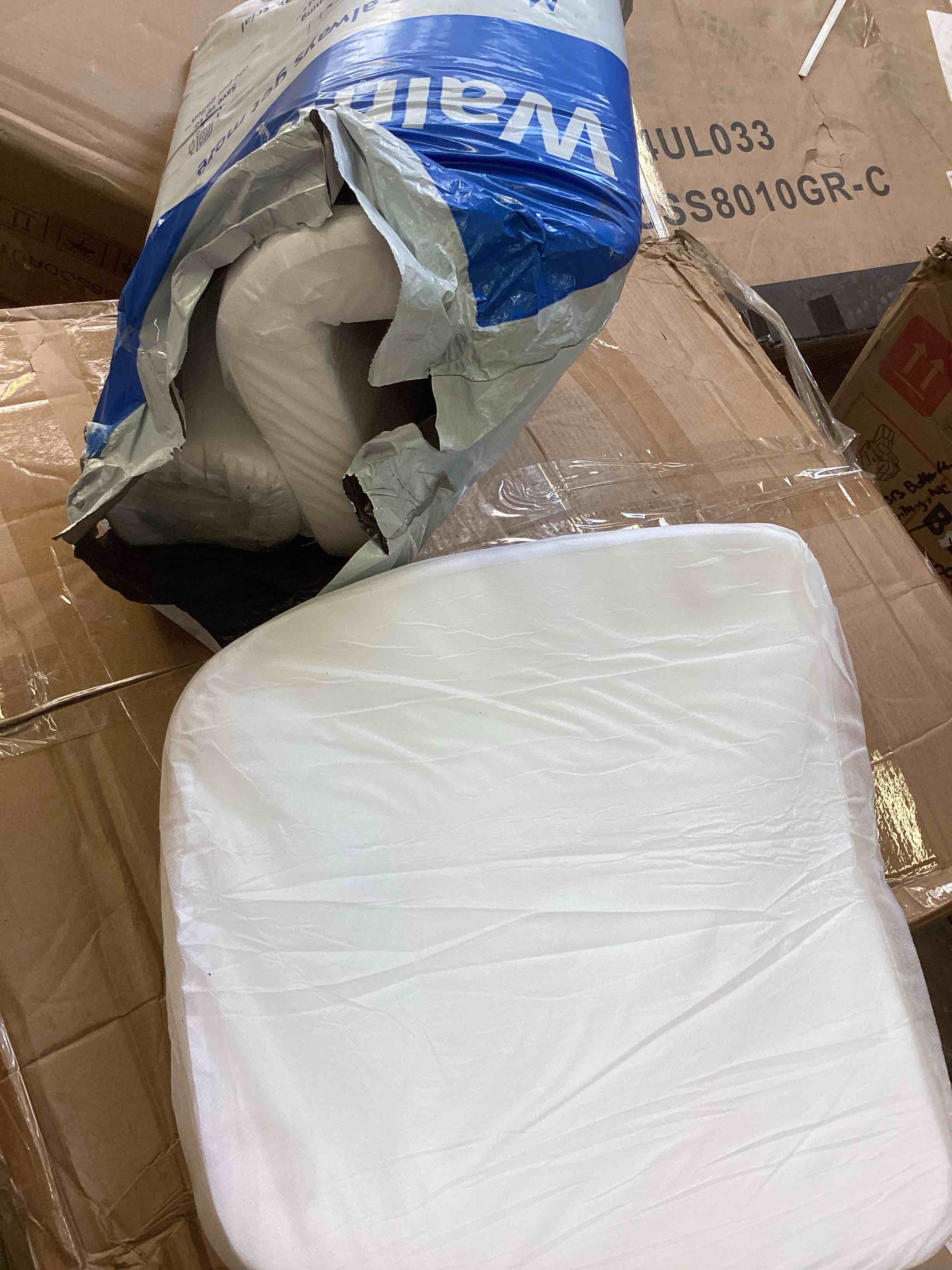 Condition photo showing Good Condition for aaaaacessories d-shaped chair cushions, 2" thick dining chair pads with ties and removable, machine-washable cover, 17" x 16", set of 4, pear green pear green 4 count(missing covers )