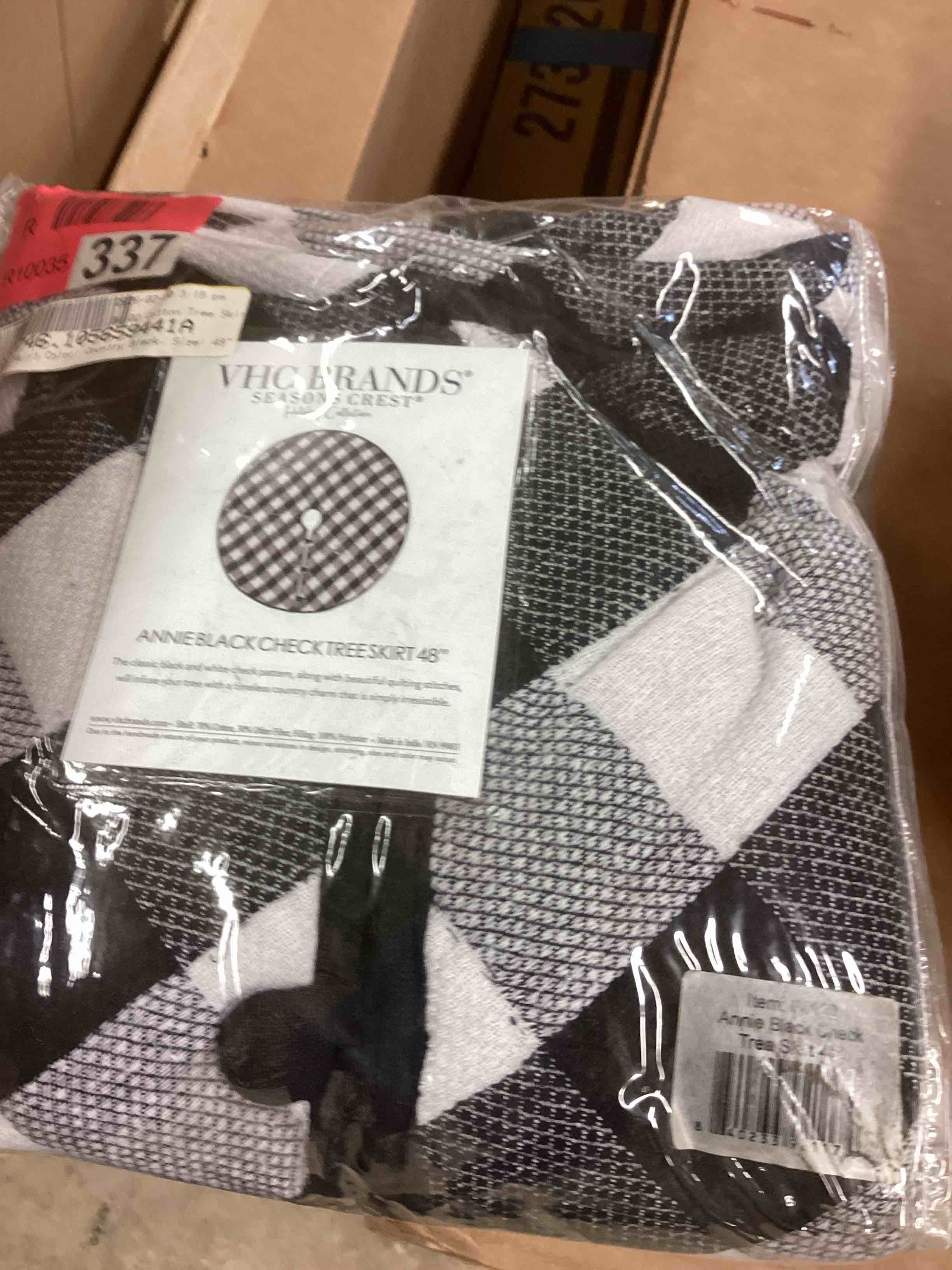 Condition photo showing New/Like New for vhc brands annie black check tree skirt 48