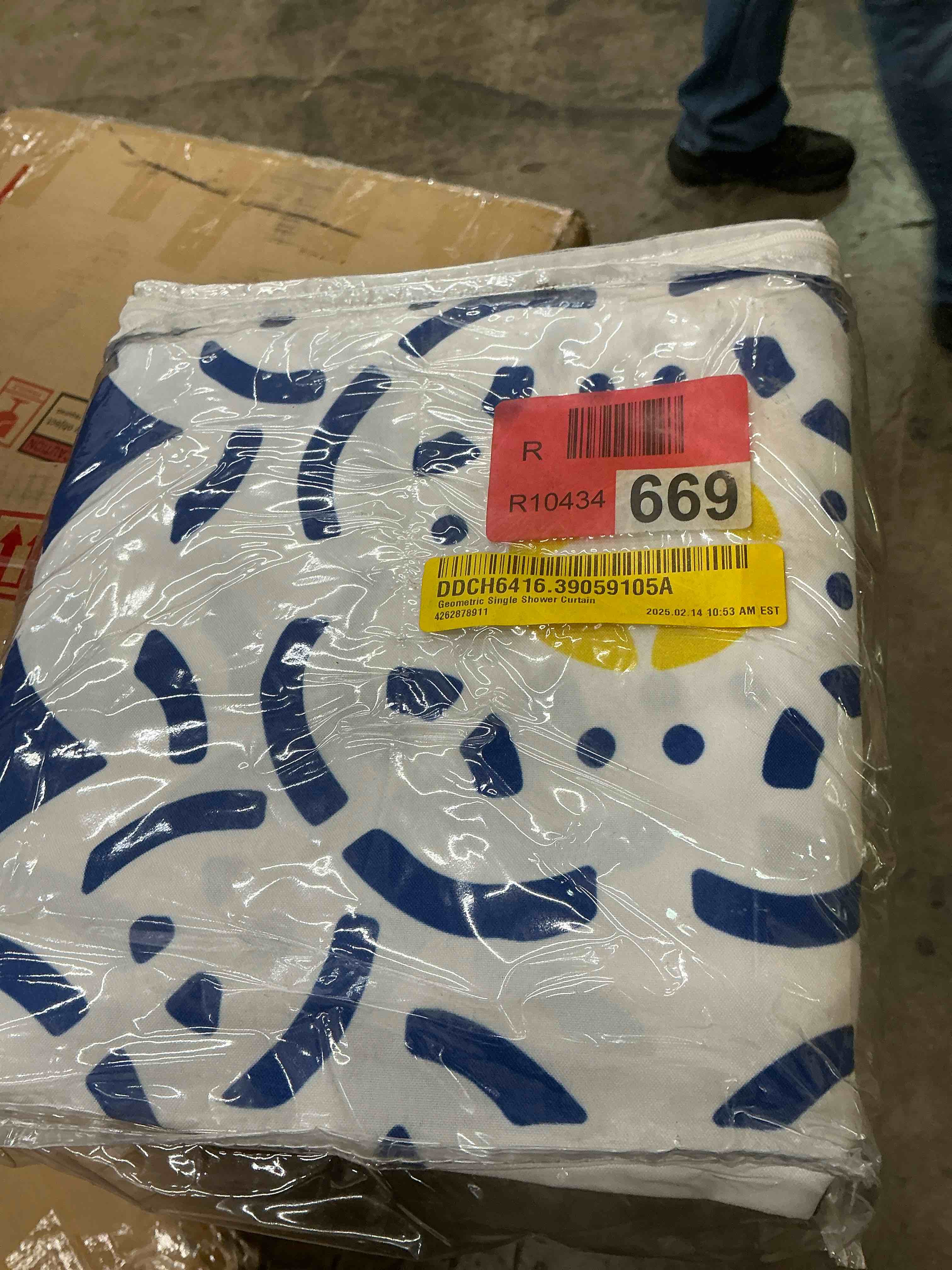 Condition photo showing Good Condition for geometric single shower curtain (similar, different color)