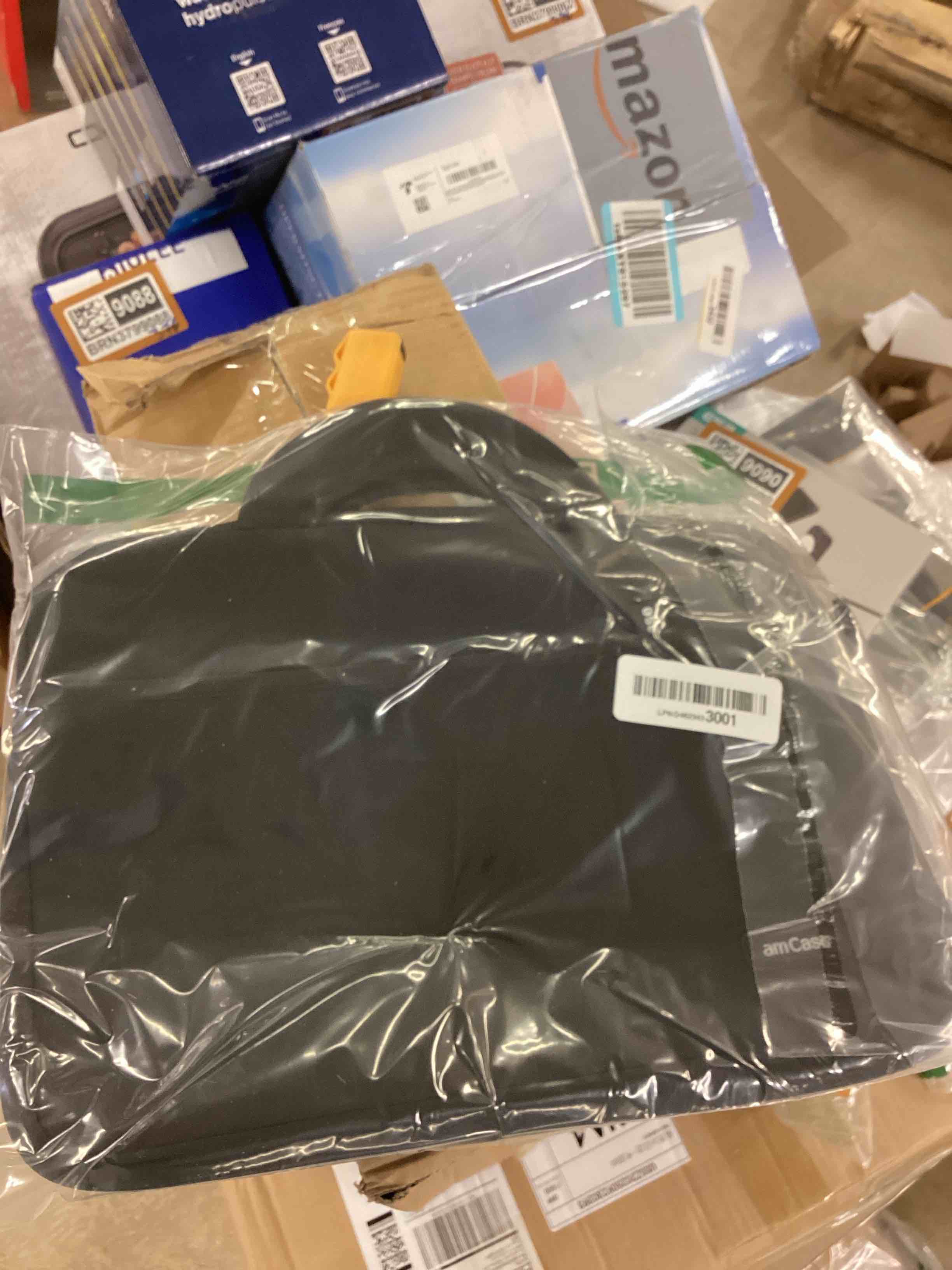 Condition photo showing New/Like New for amCase Chromebook Case-11.6 to 12 inch Neoprene Travel Sleeve with Handle-Black 11.6 to 12 inch Black