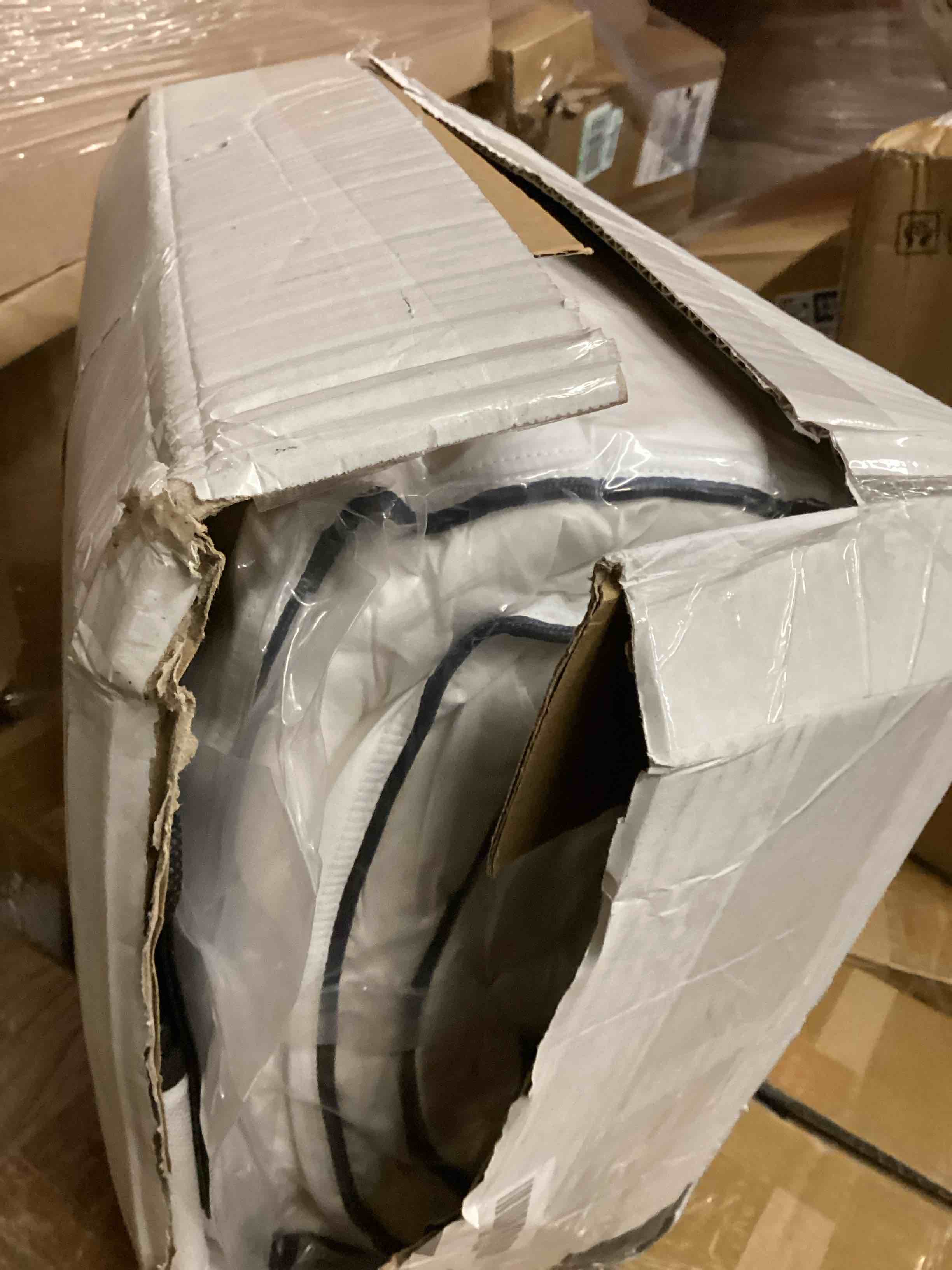 Condition photo showing Good Condition for Ubauba Goose Feather Down Fiber Comforter Queen Size Duvet Insert – Luxury White Bedding Comforter, 750+ Fill Power, Hotel Collection, All-Season Medium Warmth, 100% Cotton Cover, 90 x 90 Inches