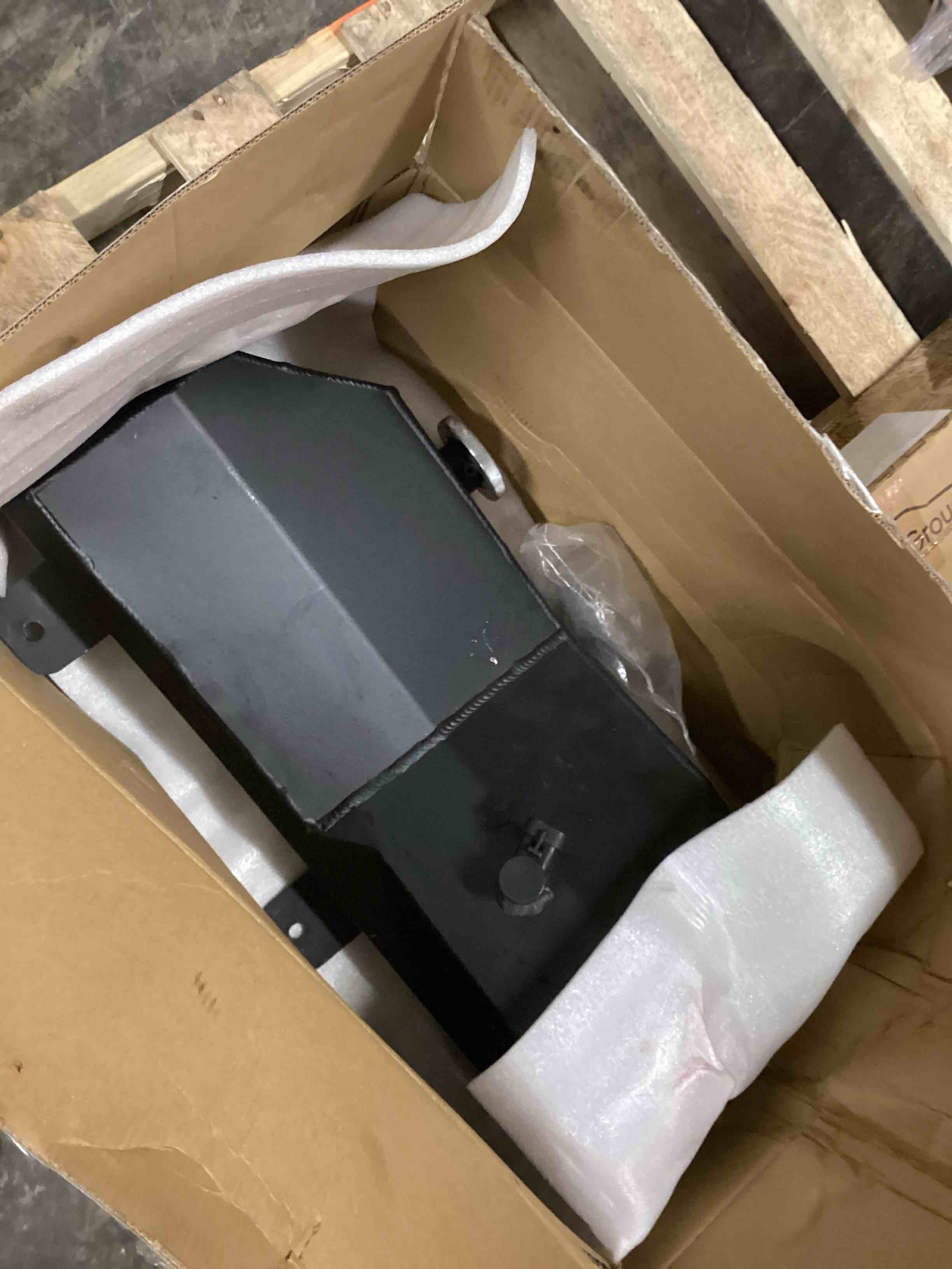 Condition photo showing As Is for 603-5403 Engine Coolant Reservoir Tank with Sensor & Cap Compatible with Kenworth Peterbilt Trucks W900 T800 T660 T600 389 388 384 382 377 365 348 Replace 6035403 N5346001 T1673008, Aluminium Alloy