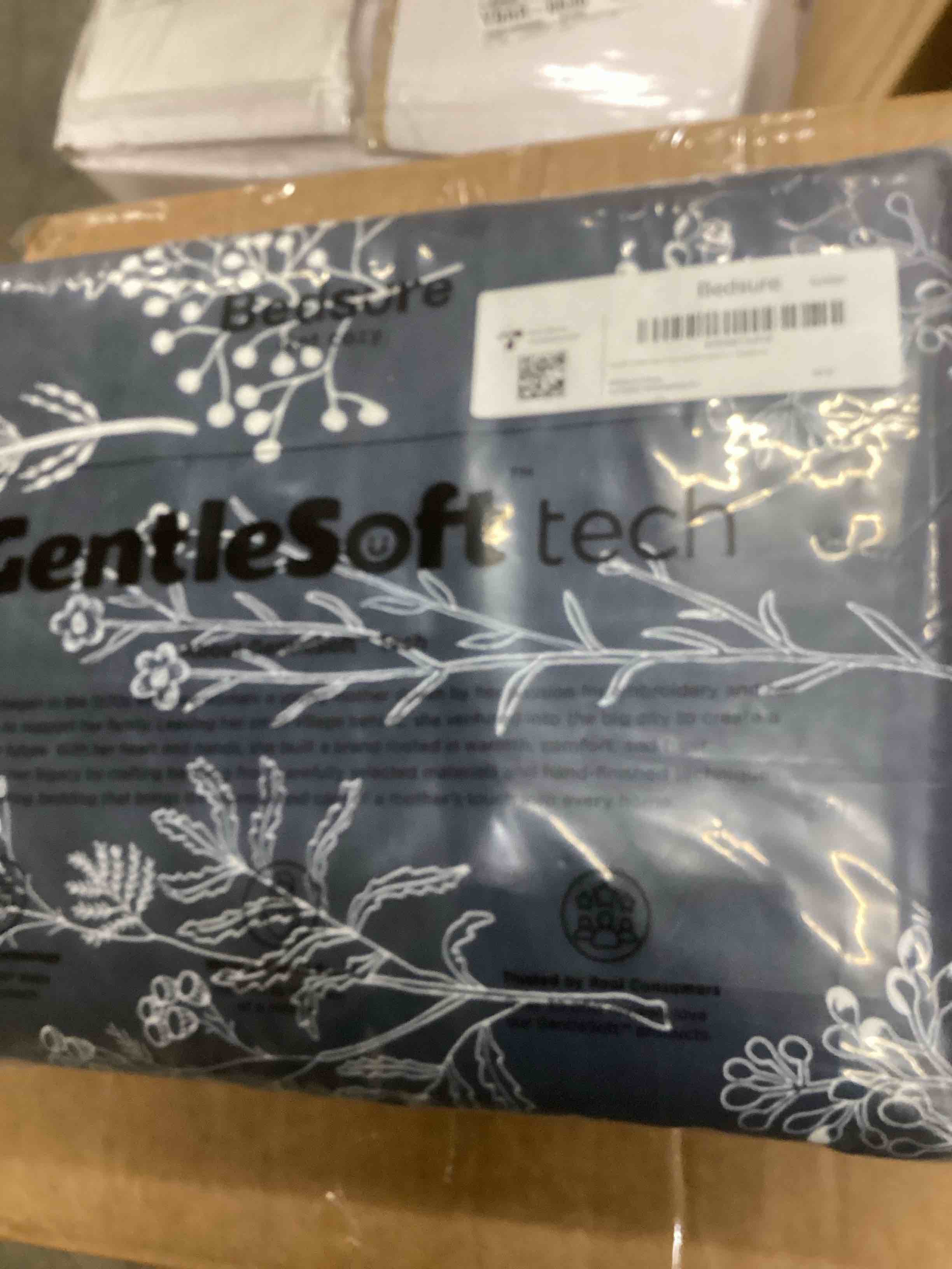 Condition photo showing New/Like New for Bedsure Duvet Cover King Size - Reversible Navy Blue King Duvet Cover Set with Zipper Closure, 3 Pieces Floral Patterned Bedding Set with 8 Corner Ties and 2 Pillow Shams King (104" x 90") 02 - Nave Blue (No Comforter)