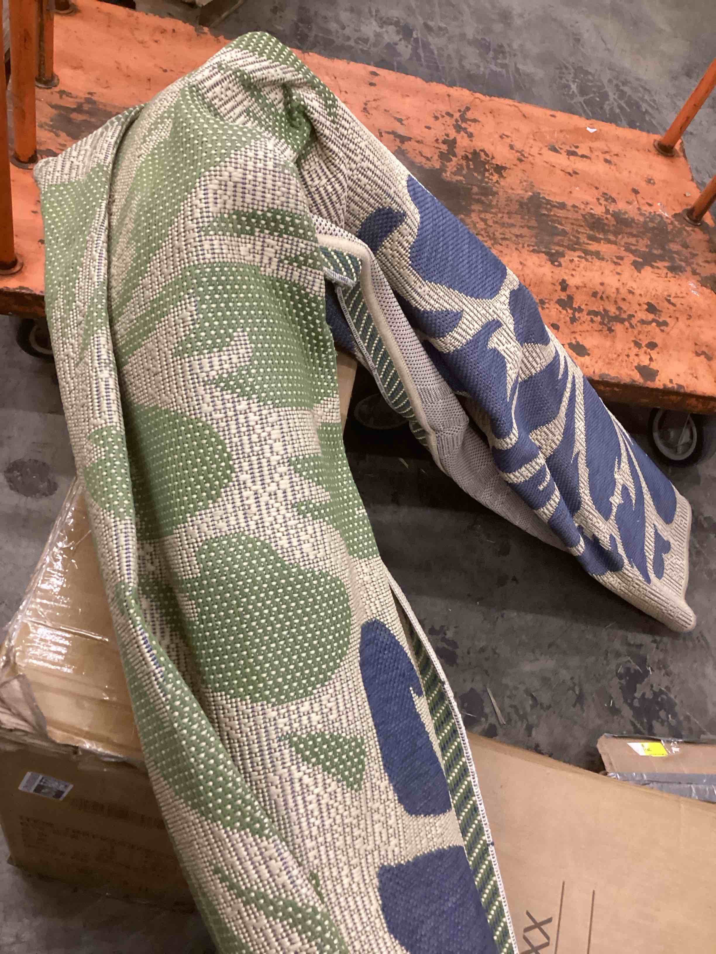 Condition photo showing As Is for JONATHAN Y SMB110B-8 Zinnia Modern Floral Textured Weave Indoor Outdoor Area-Rug Bohemian Coastal Easy-Cleaning Bedroom Kitchen Backyard Patio Non Shedding, 8 X 10, Navy/Green