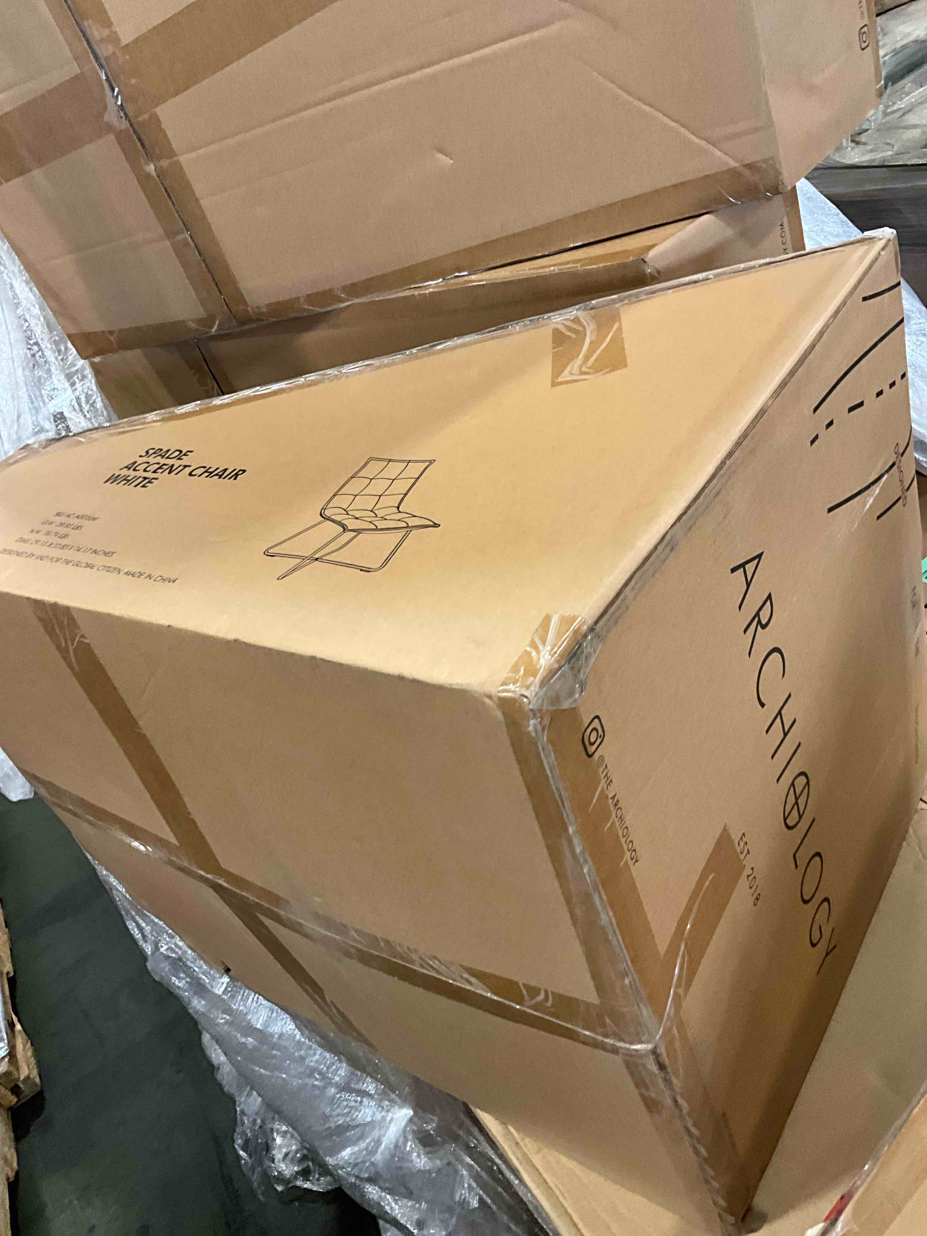 Condition photo showing New/Like New for spade accent chair white 