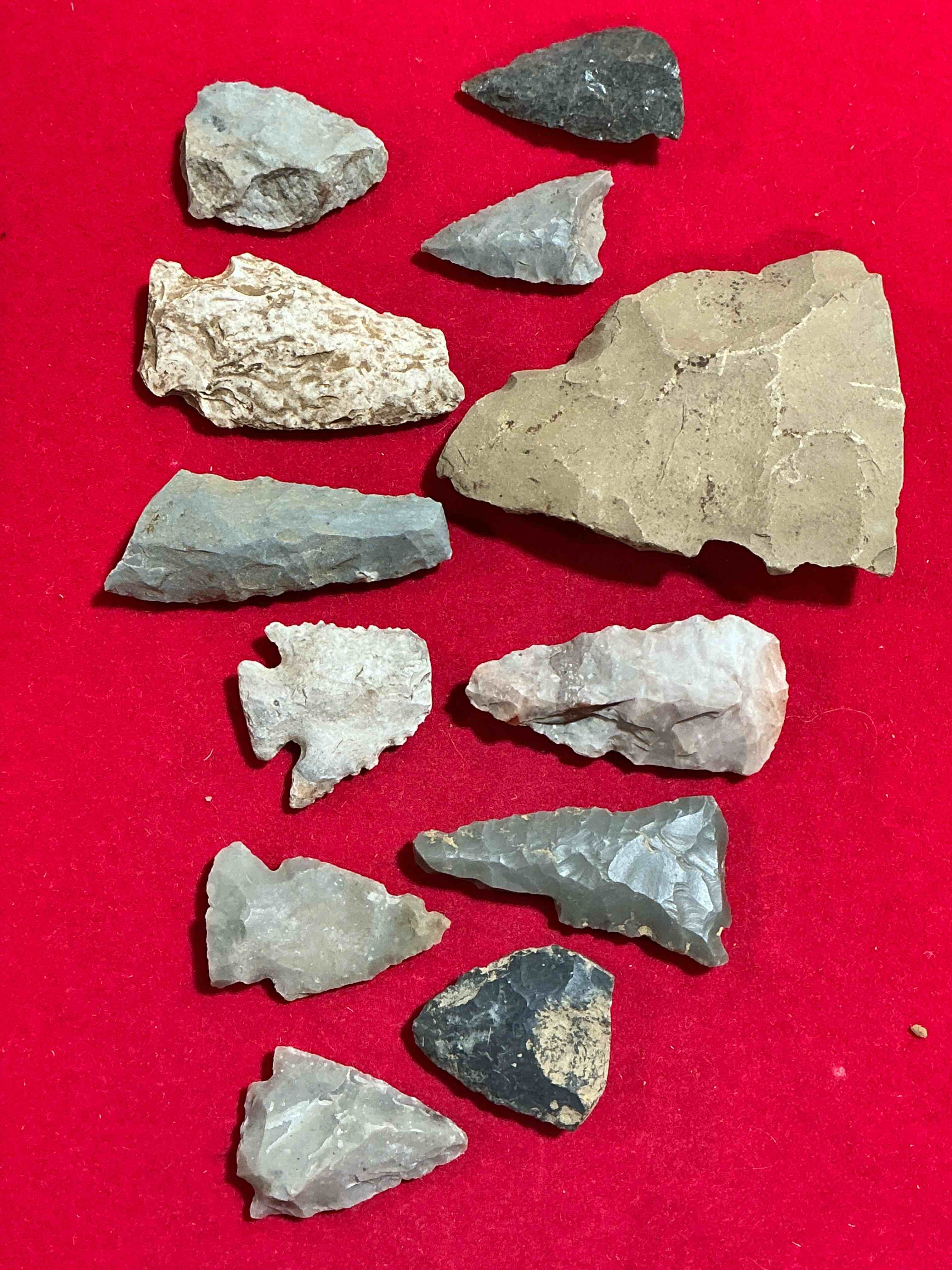 Condition photo showing Good Condition for Cherokee Indian Artifacts! Authentic Arrowheads And/Or Spear Tips Believed To Be Of Cherokee Indian Origin! These Artifacts Were Typically Produced By Native American Indians Using A Process Called Flintknapping & Were Used For Hunting & War! Own These Incredible Pieces Of History!