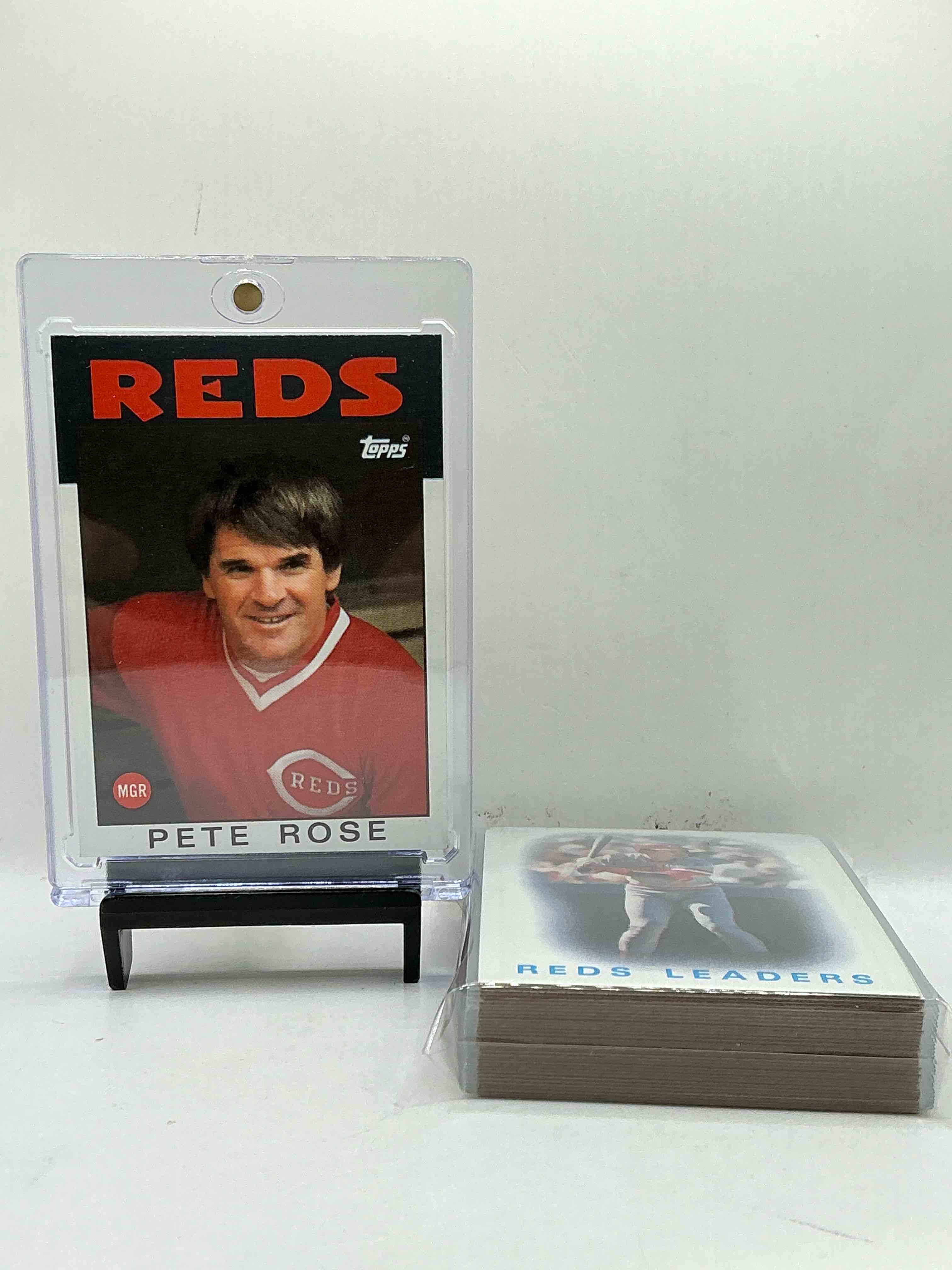 1986 topps baseball reds set! card reds set, including pete rose card! legends like pete rose, eric davis & so many more! perfect for any reds fan! these cards are rare & hard to come by!