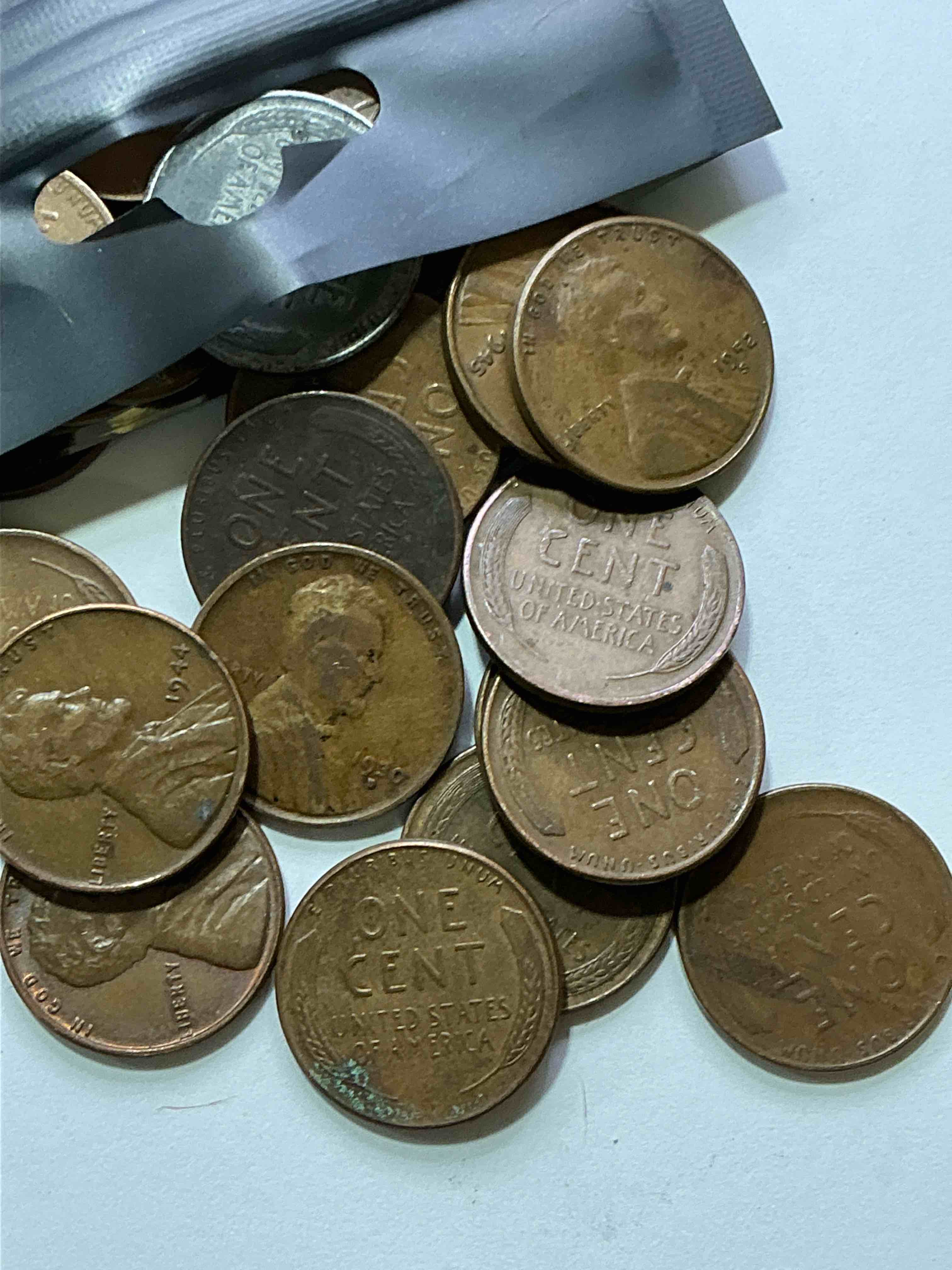 Condition photo showing Good Condition for Antique Wheat Pennies 25 Count Un-Searched Lot! Wheat Pennies Were Minted From 1909-1958 Originally Replacing The Indian Head Penny. There Are Many, Many Interesting & Valuable Years / Mint Marks In Wheat Pennies, Win This Lot & Have Fun Searching To See What You Get! A Great Way To Start Collecting Antique Coins!