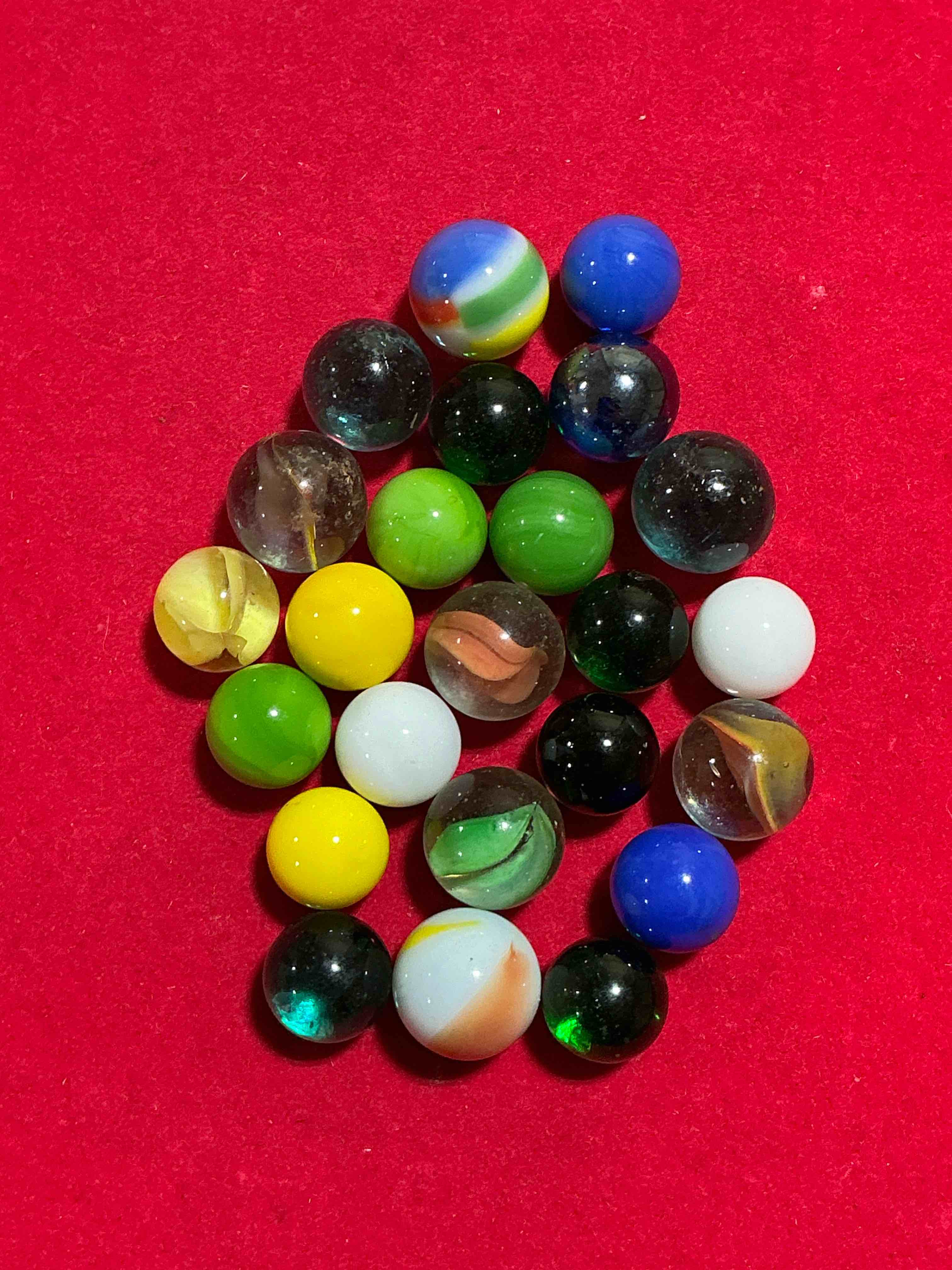 Condition photo showing New/Like New for antique glass marbles! genuine stunning marbles lot, all marbles made between the years 1925-1965 & made with uranium! many are great depression era & even earlier! gorgeous, authentic pieces of history!