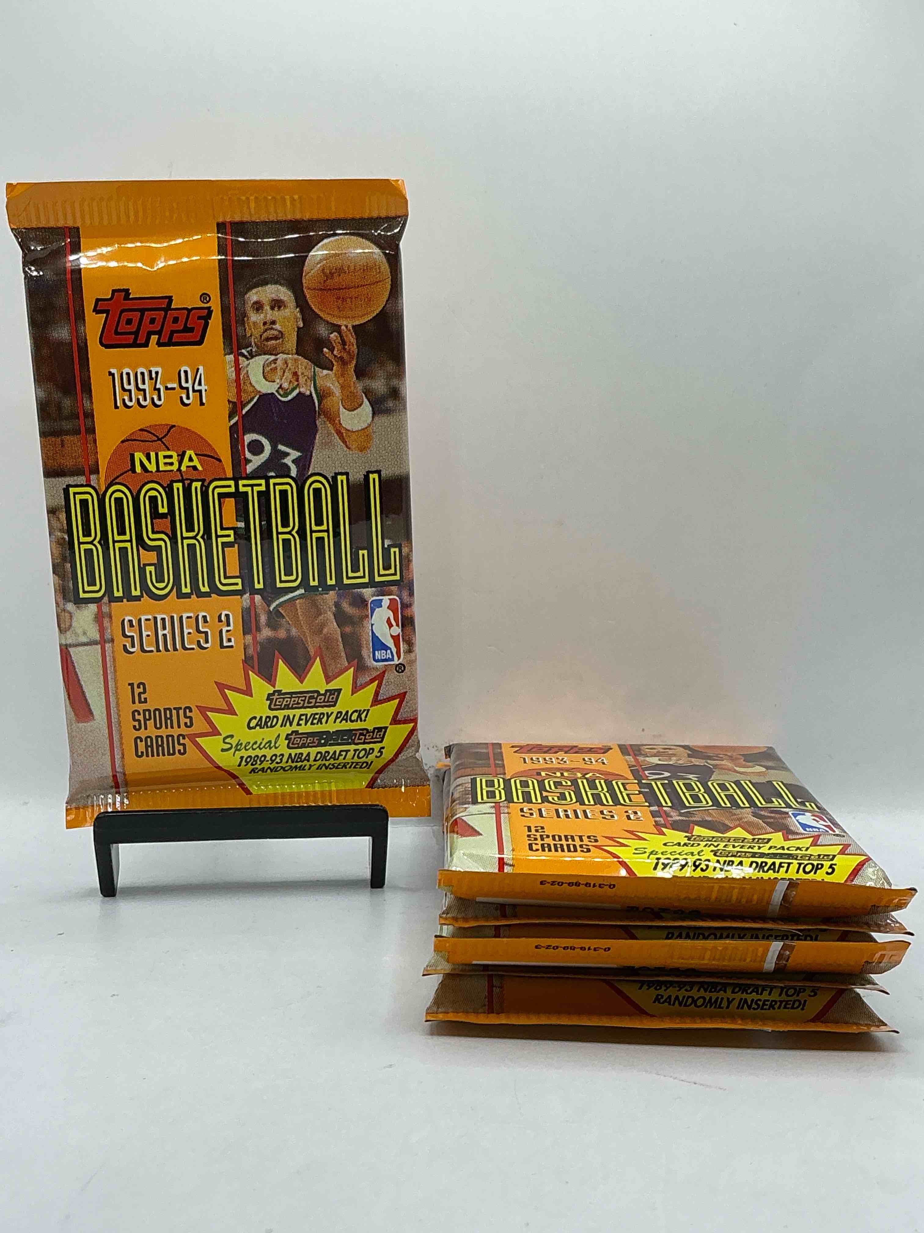 nba bonanza! 1993- 94 topps basketball packs! 12 premium basketball cards in each packl search for legends & rookies alikel look for michael jordan, shag o'nell, hakeem olajuwon & more ist day issue cards, frequent flyer cards, members only cards & rookies from hardaway & webber! possible pippen, magic, jordan, robinson, shaq, olajuwon, ewing & so much more!