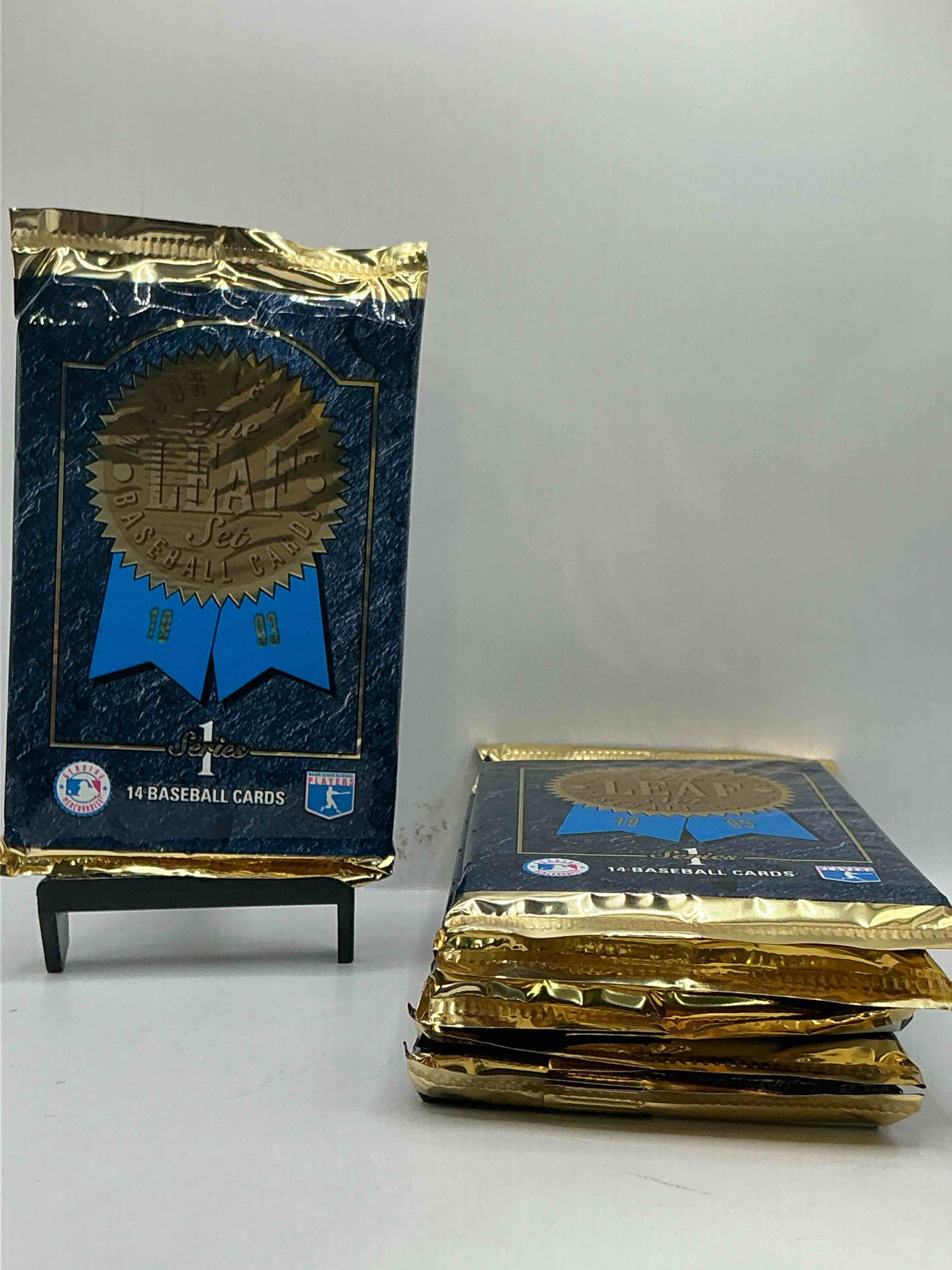 1993 Leaf Series 1 Baseball Sealed 14 Card Pack, Direct From Original Retail Display Case, Search For Derek Jeter, Ken Griffey Jr. & So Much Morel Search For Highly Collectible Inserts. These Cards Are Highly Sought After By Collectors For Their Holographic Design, These Are PREMIUM Baseball Cards From 1993!