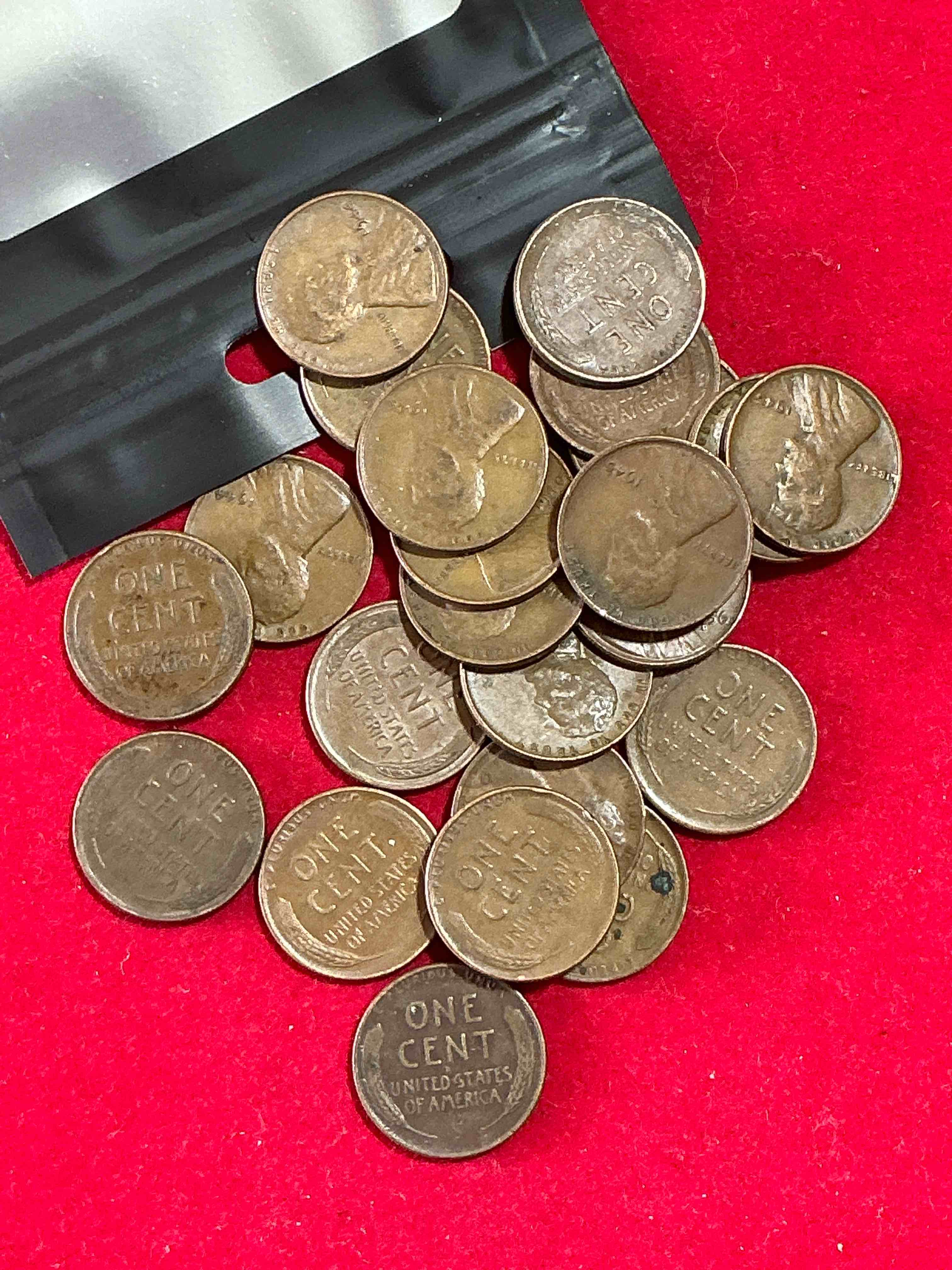 Antique Wheat Pennies 25 Count Un-Searched Lot! Wheat Pennies Were Minted From 1909-1958 Originally Replacing The Indian Head Penny. There Are Many, Many Interesting & Valuable Years / Mint Marks In Wheat Pennies, Win This Lot & Have Fun Searching To See What You Get! A Great Way To Start Collecting Antique Coins!